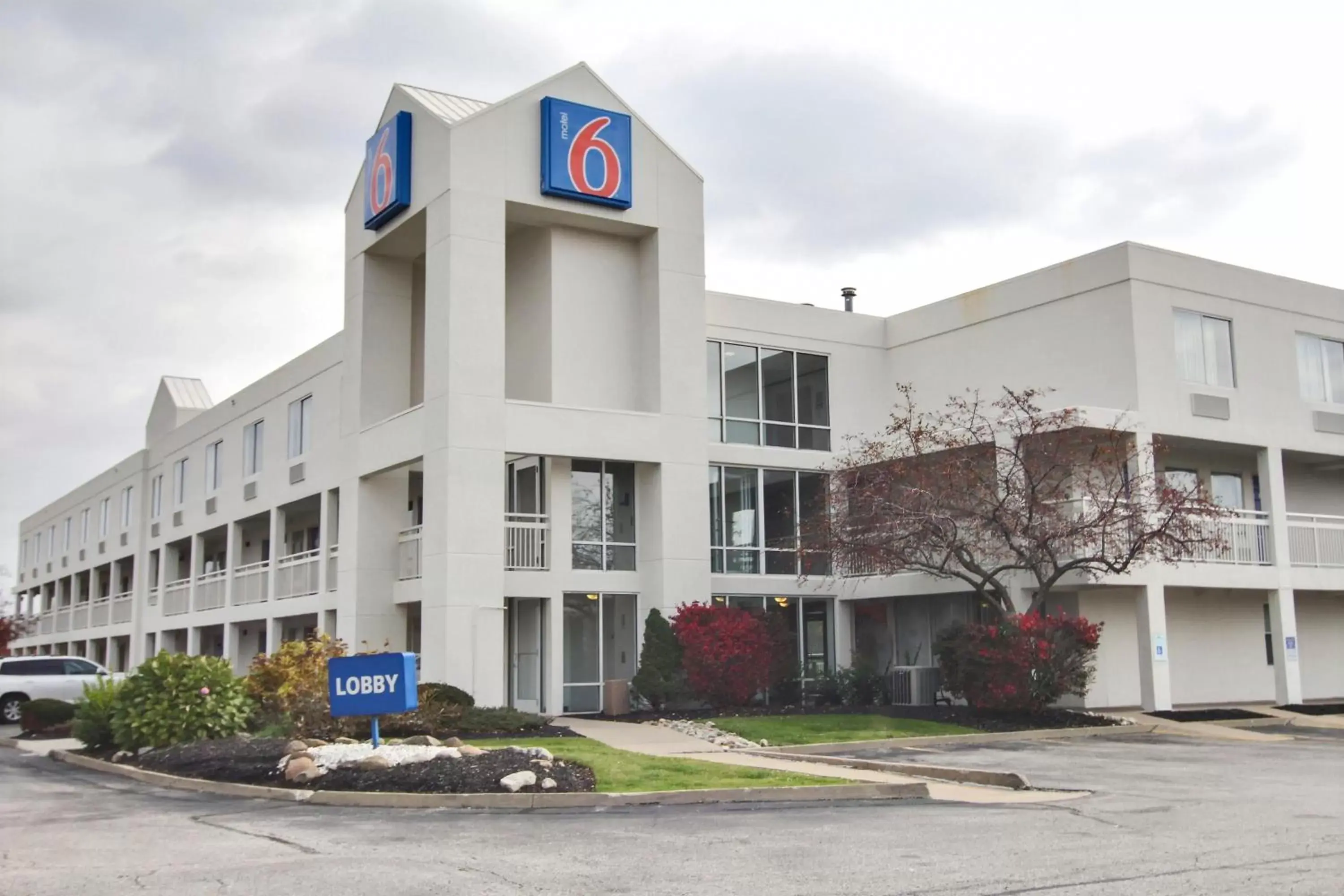 Facade/entrance, Property Building in Motel 6-Willoughby, OH - Cleveland