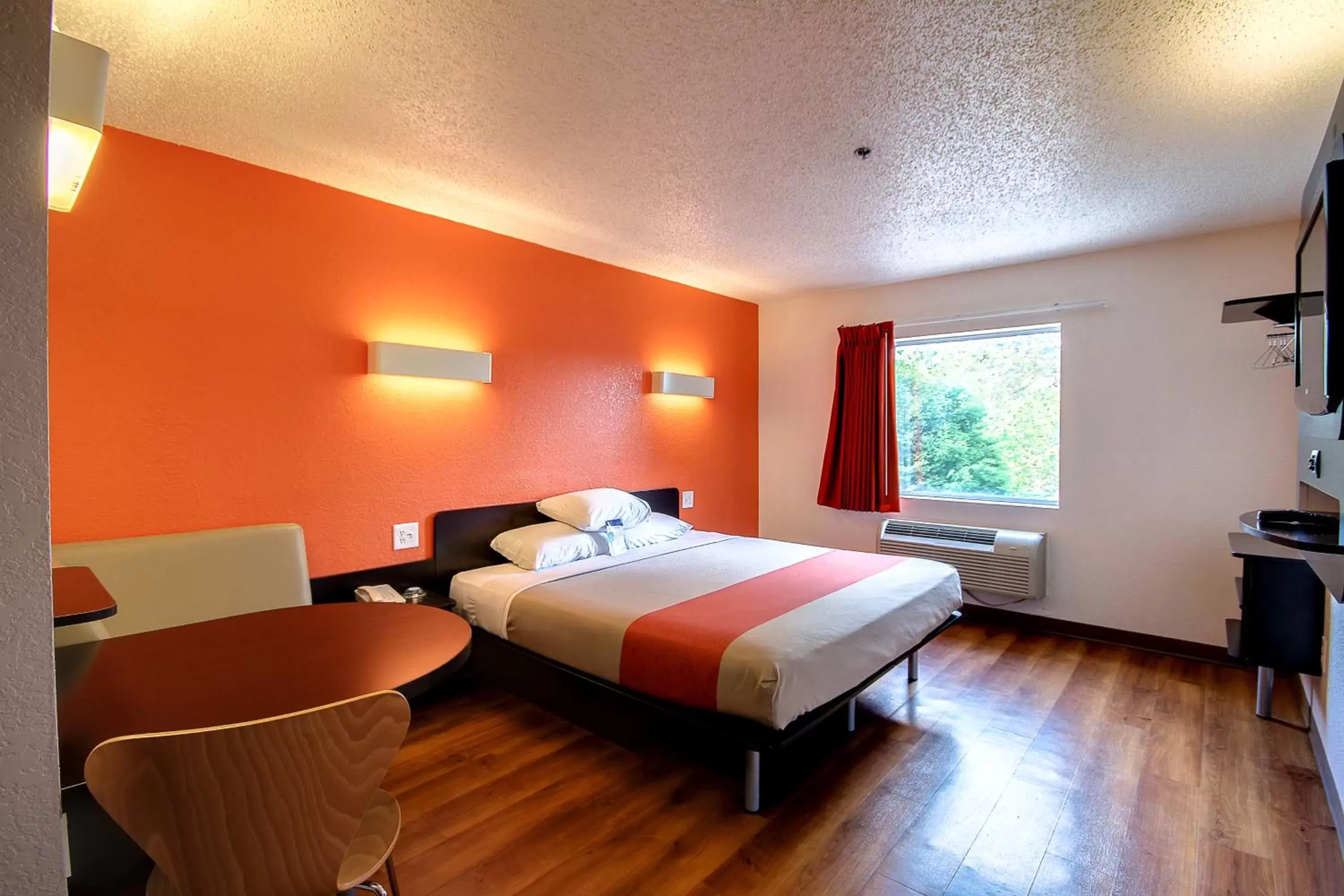 Bedroom in Motel 6-King Of Prussia, PA - Philadelphia