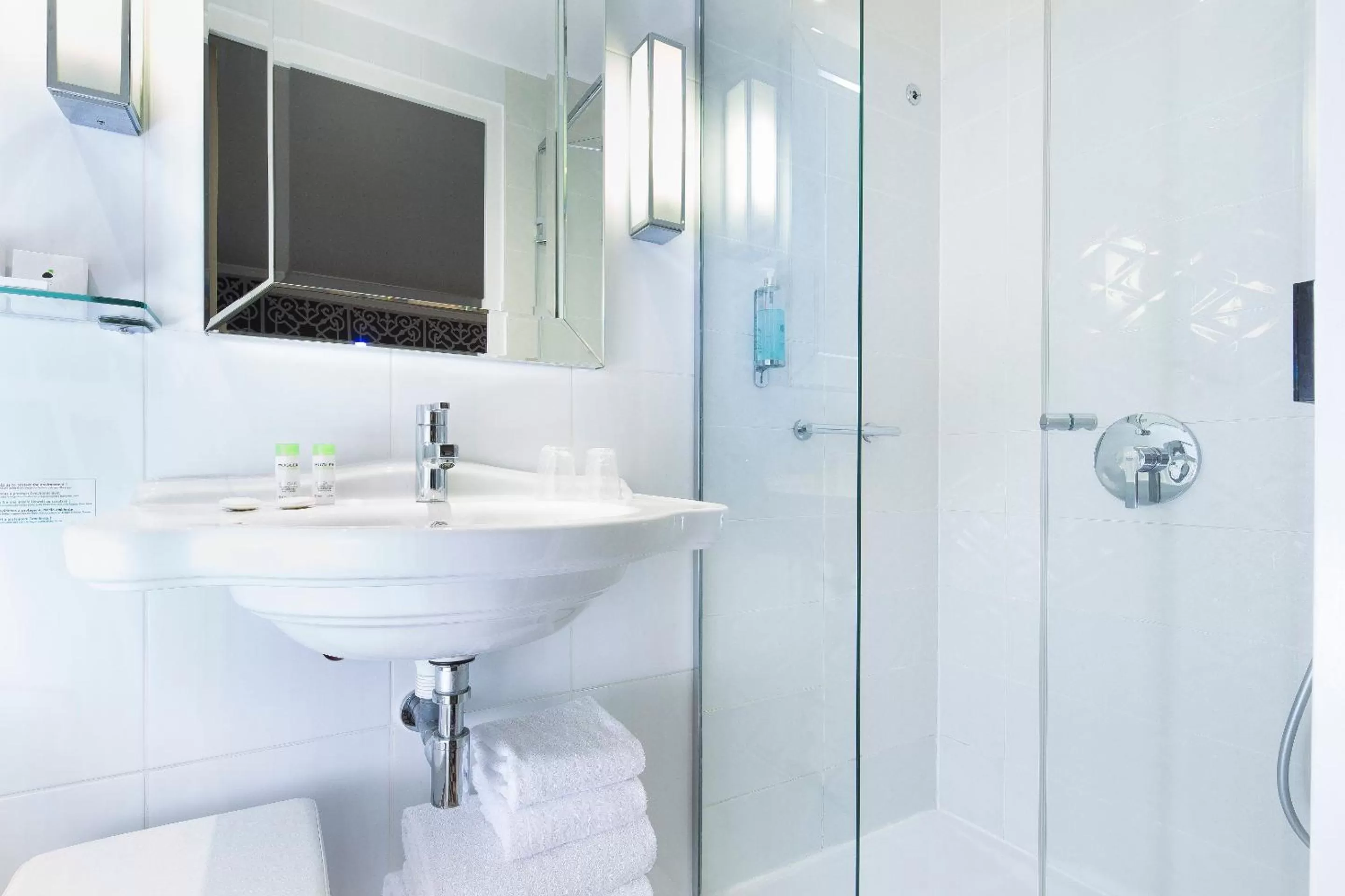 Shower in Hotel Phileas Lazare & Spa - Opera