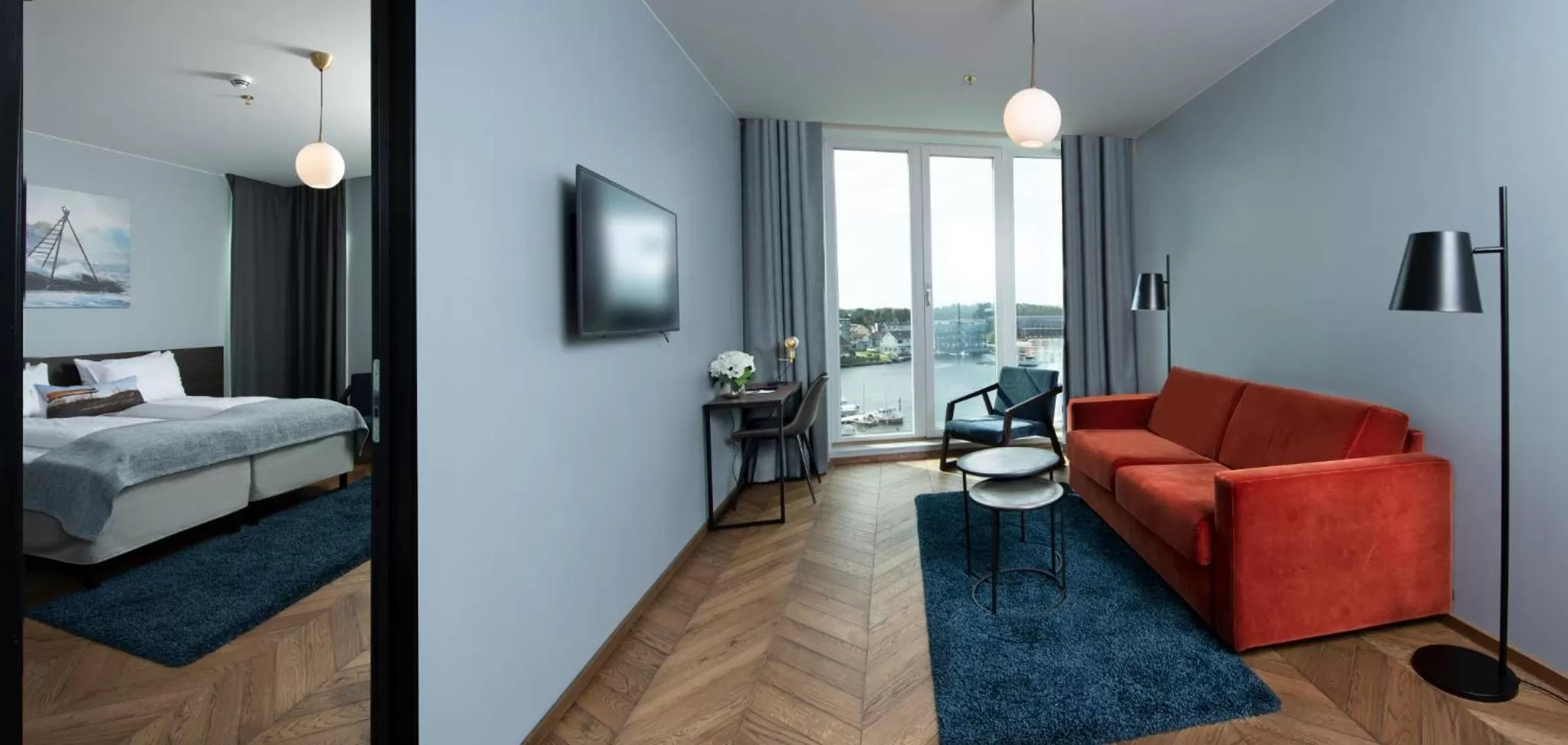 Living room, Bed in Mandal Hotel