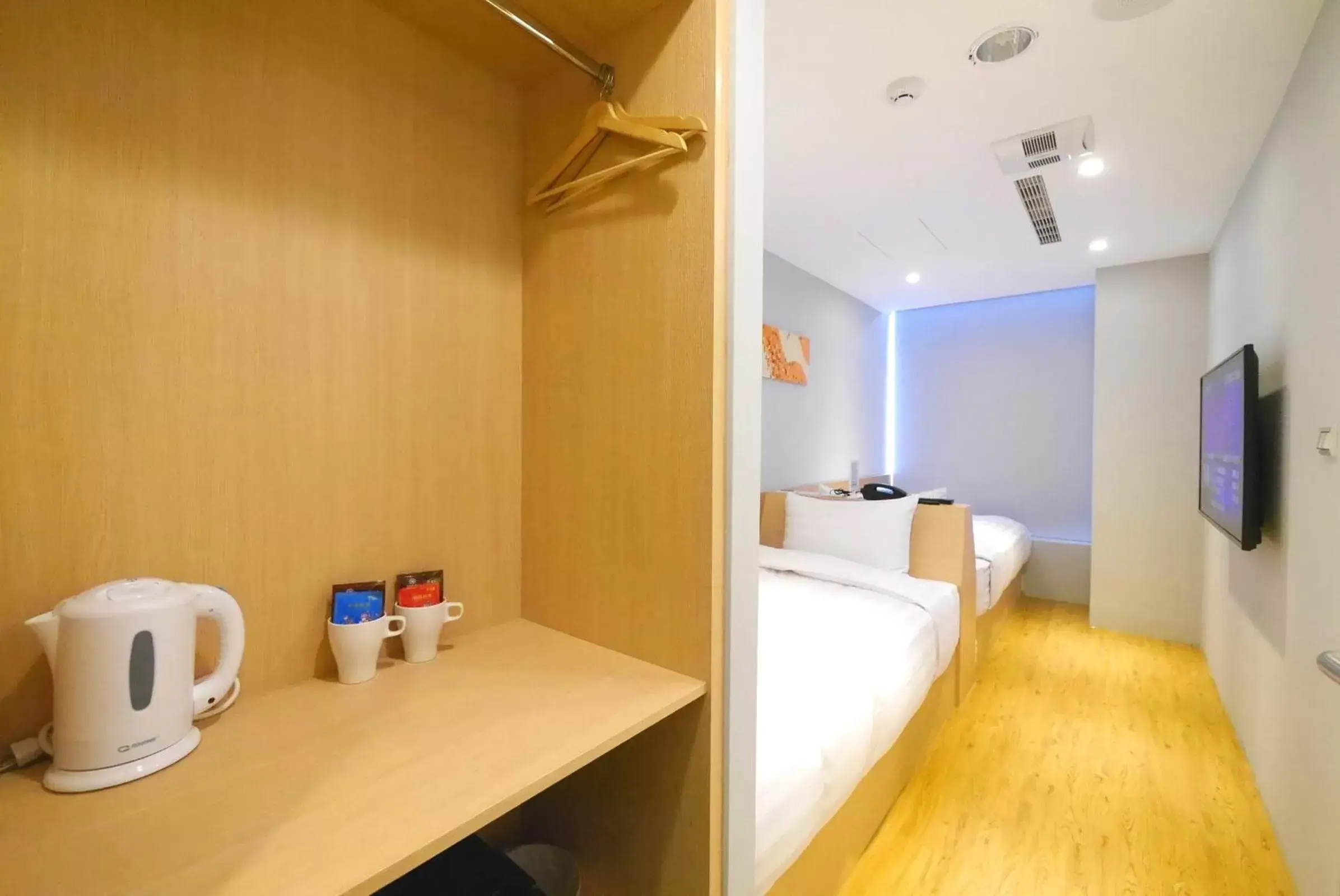 Standard Twin Room with Views in Shin Sei Bashi Hotel Standard Twin Room with Views in Shin Sei Bashi Hotel