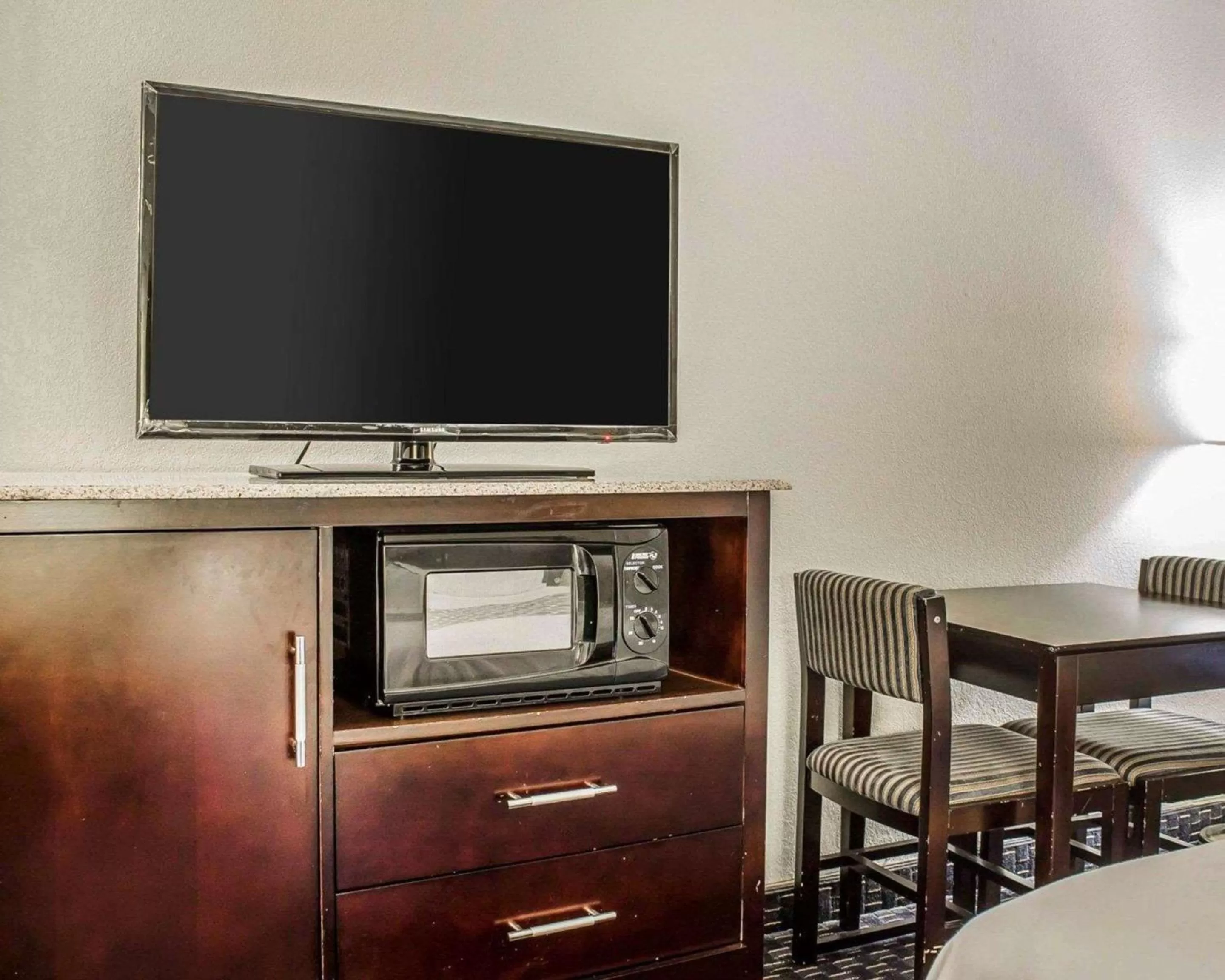 Photo of the whole room in Econo Lodge Scranton near Montage Mountain