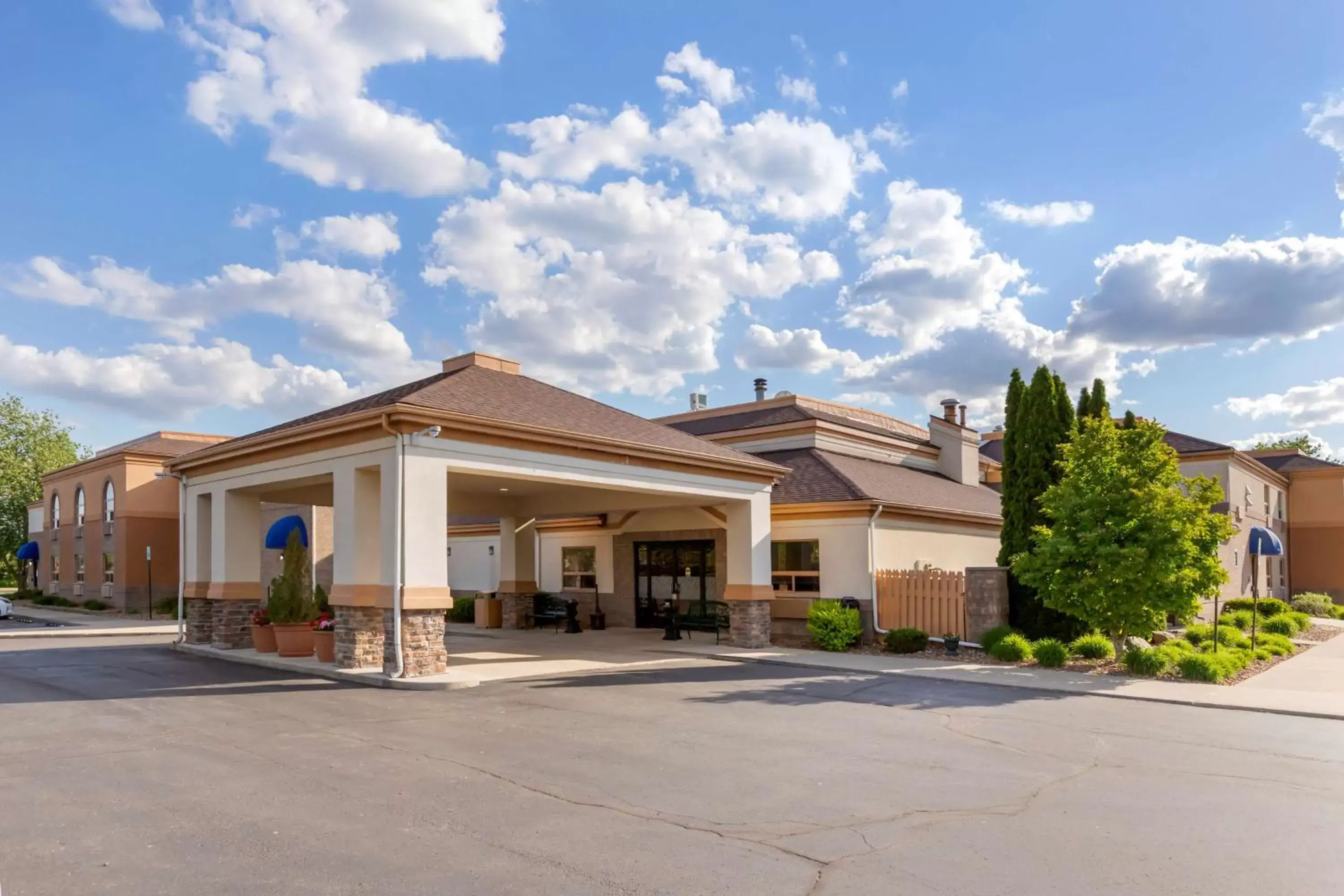 Property building in Best Western Davison Inn Property building in Best Western Davison Inn
