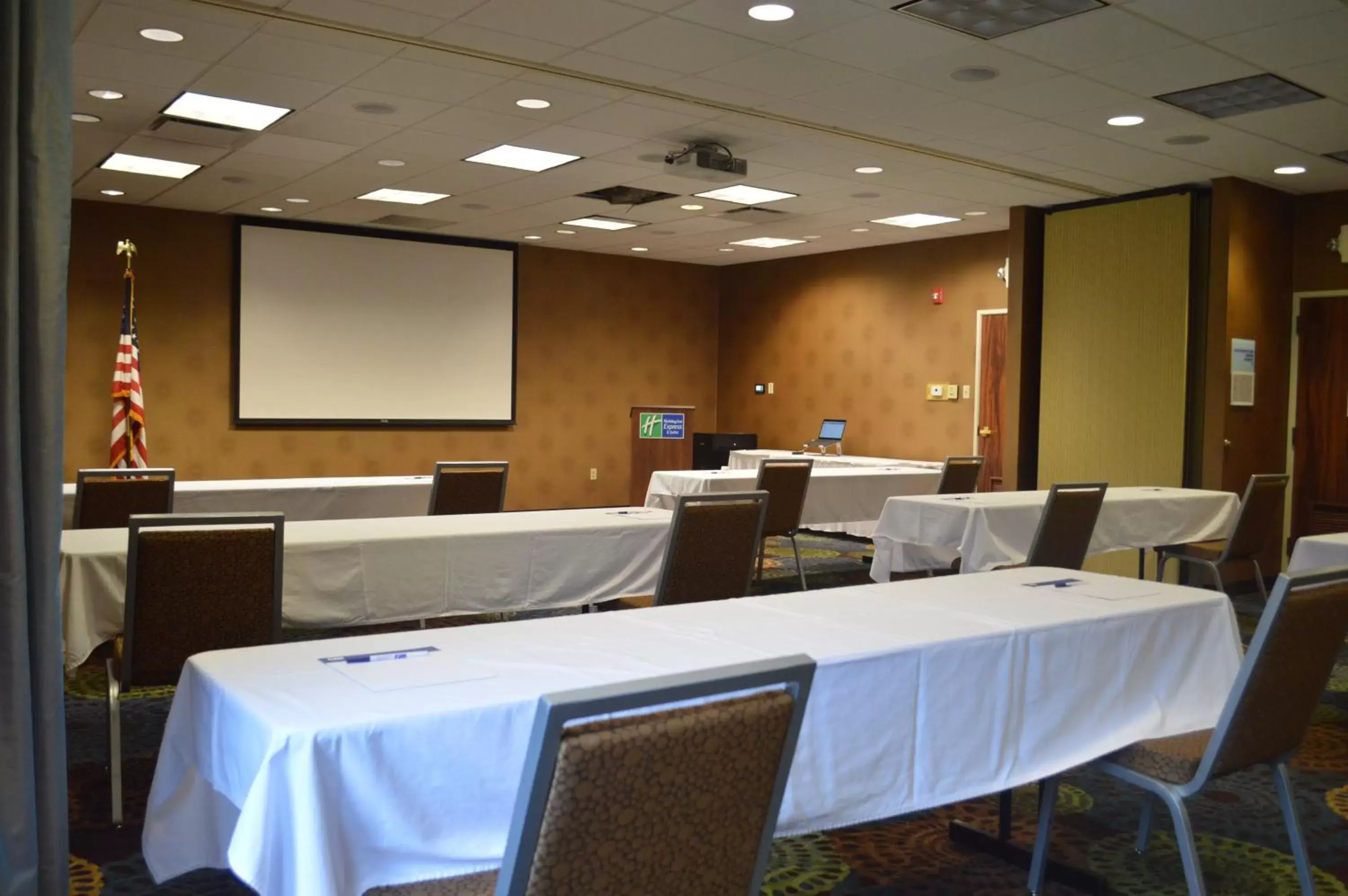 Meeting/conference room in Holiday Inn Express Hotel & Suites Pittsburgh Airport, an IHG Hotel