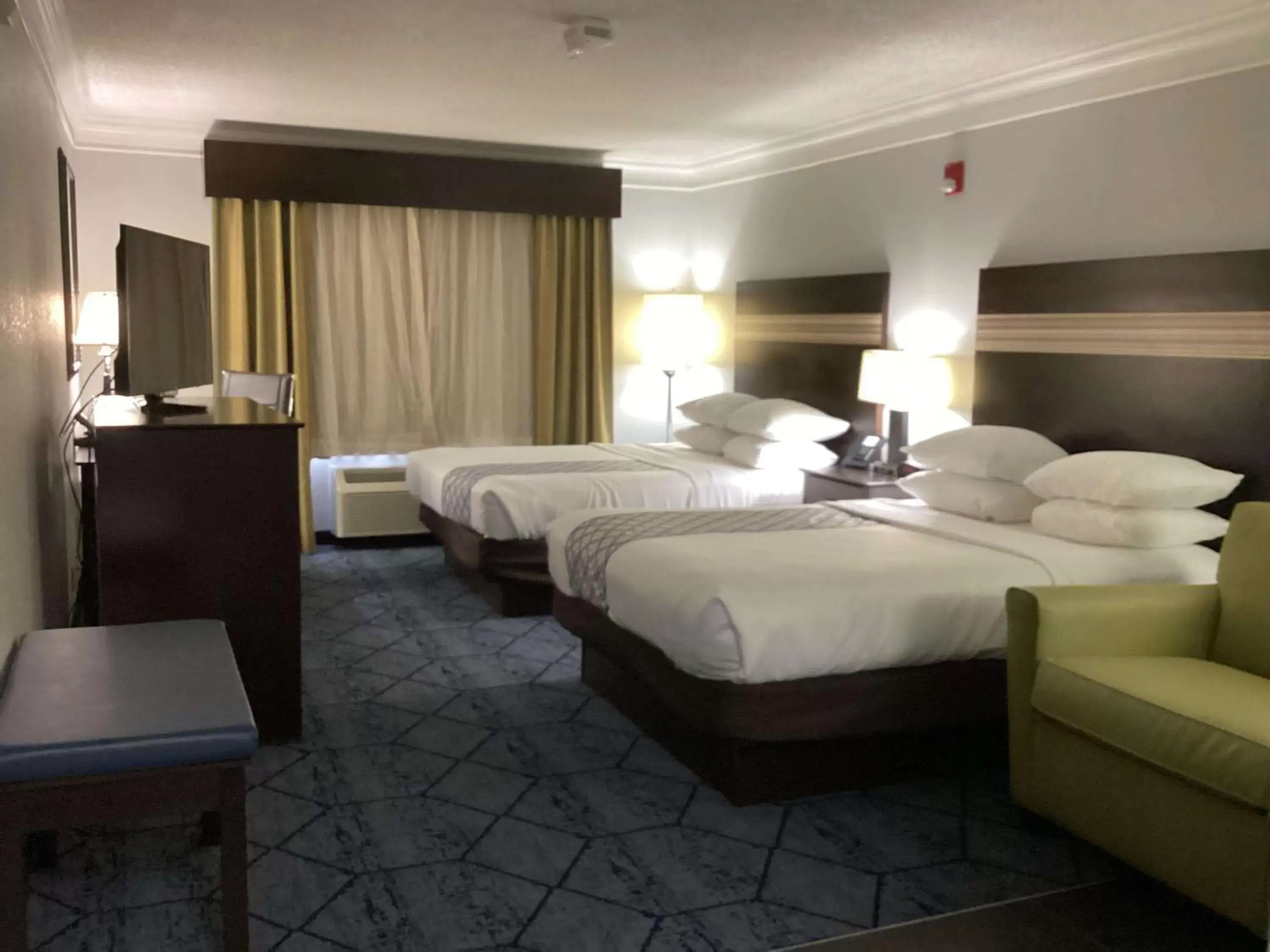 Photo of the whole room, Bed in Best Western Slidell Hotel