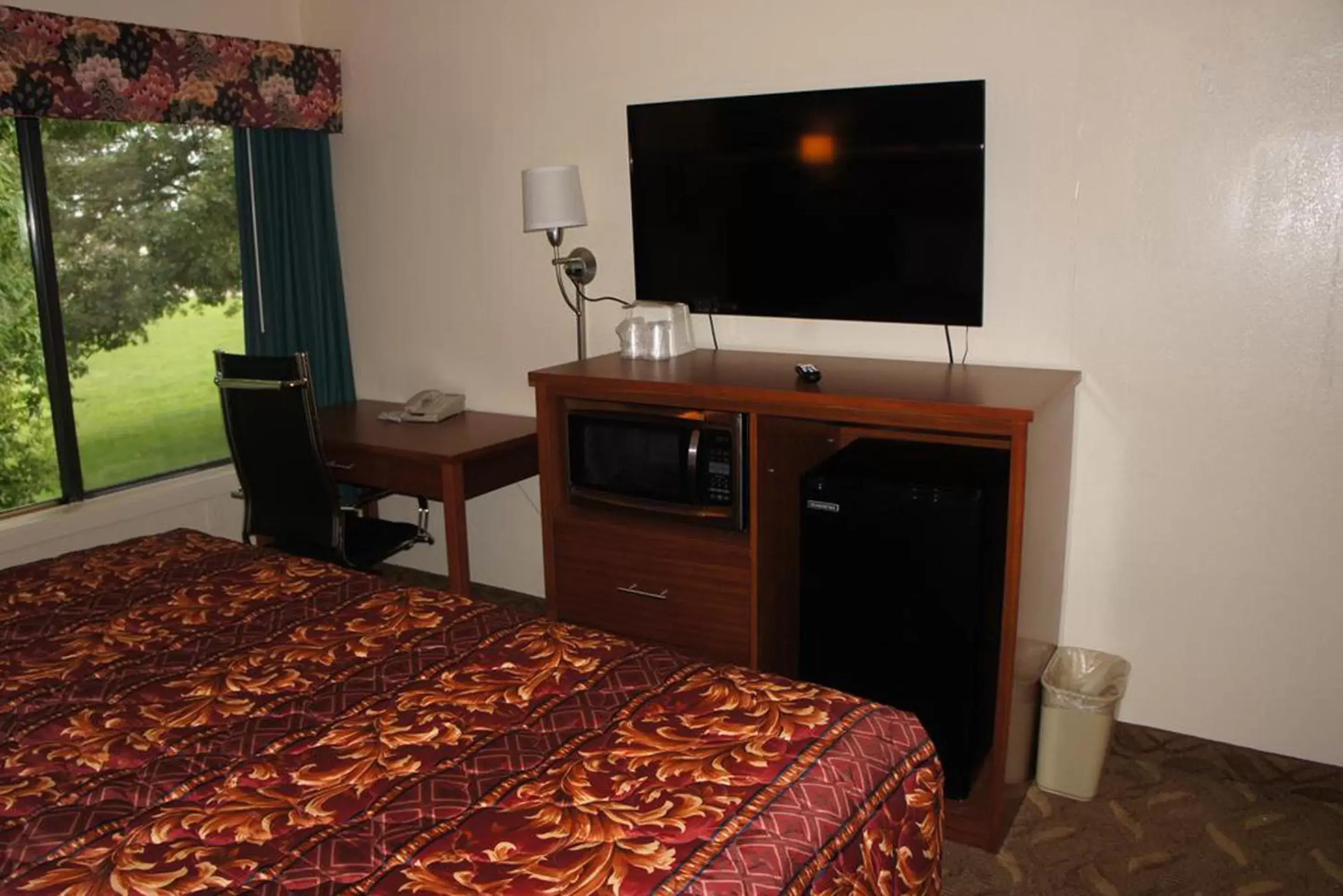View (from property/room), TV/Entertainment Center in Coratel Inn & Suites by Jasper Waite Park