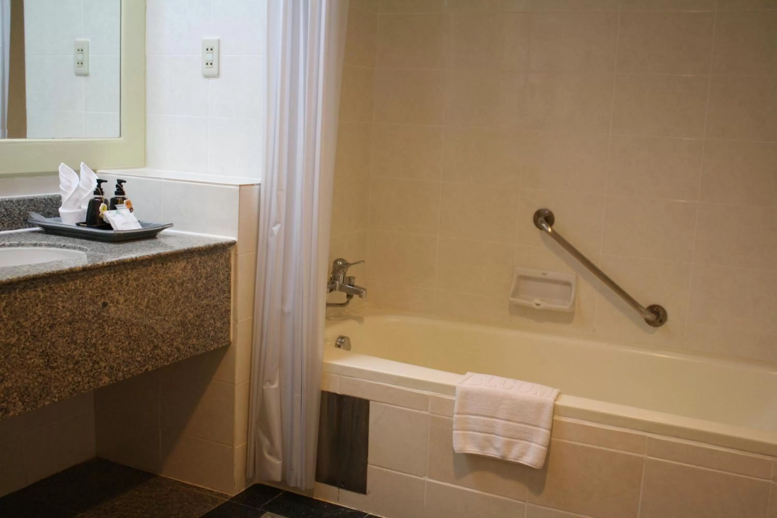 Tongtara Riverview Hotel