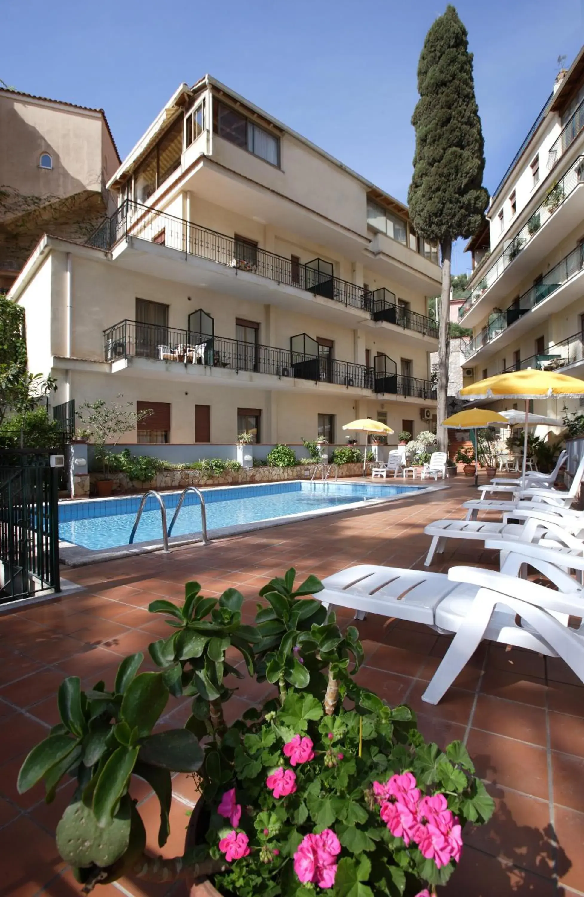 Facade/entrance, Swimming Pool in Hotel Soleado