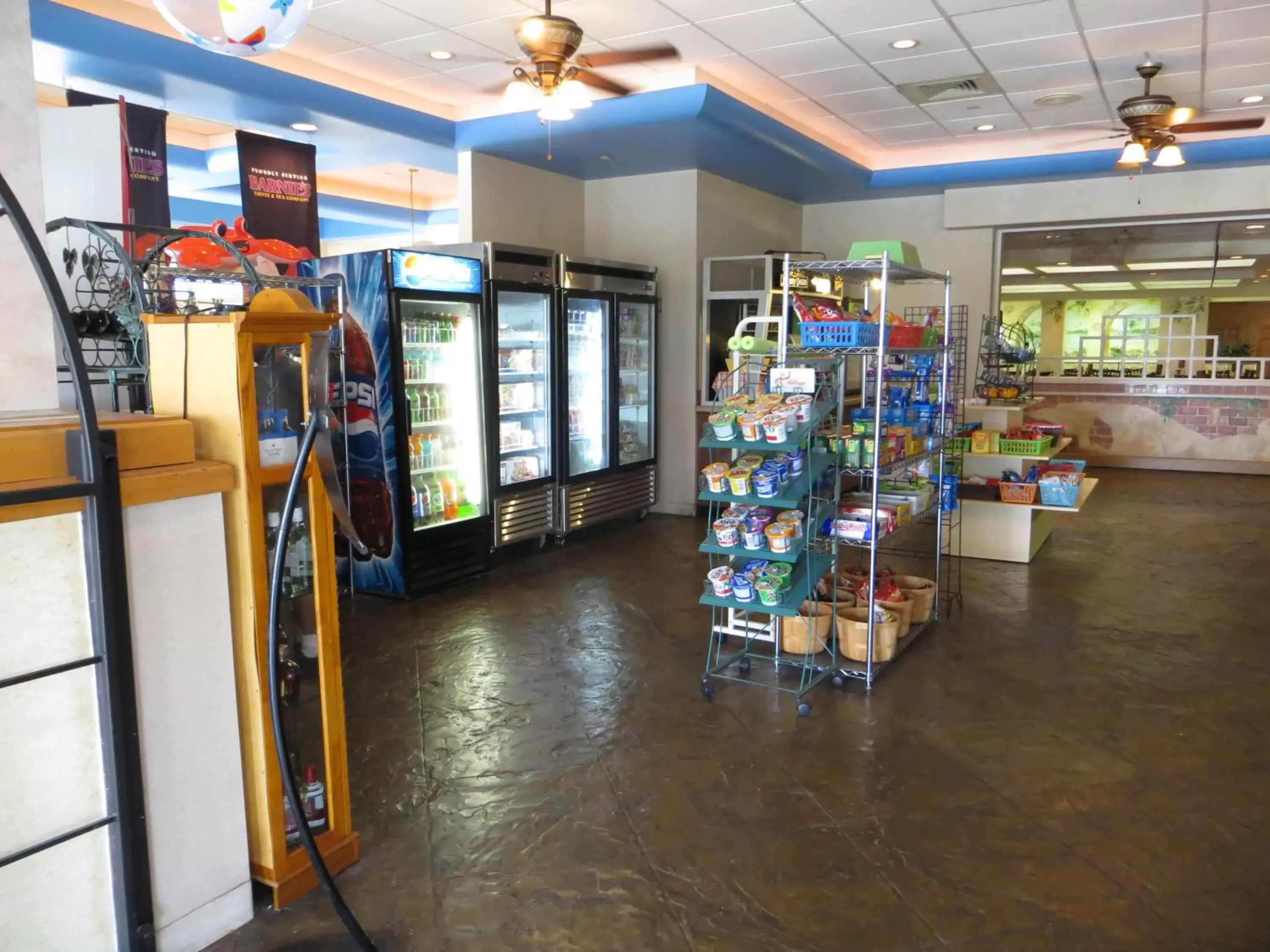 On-site shops, Supermarket/Shops in Maingate Lakeside Resort