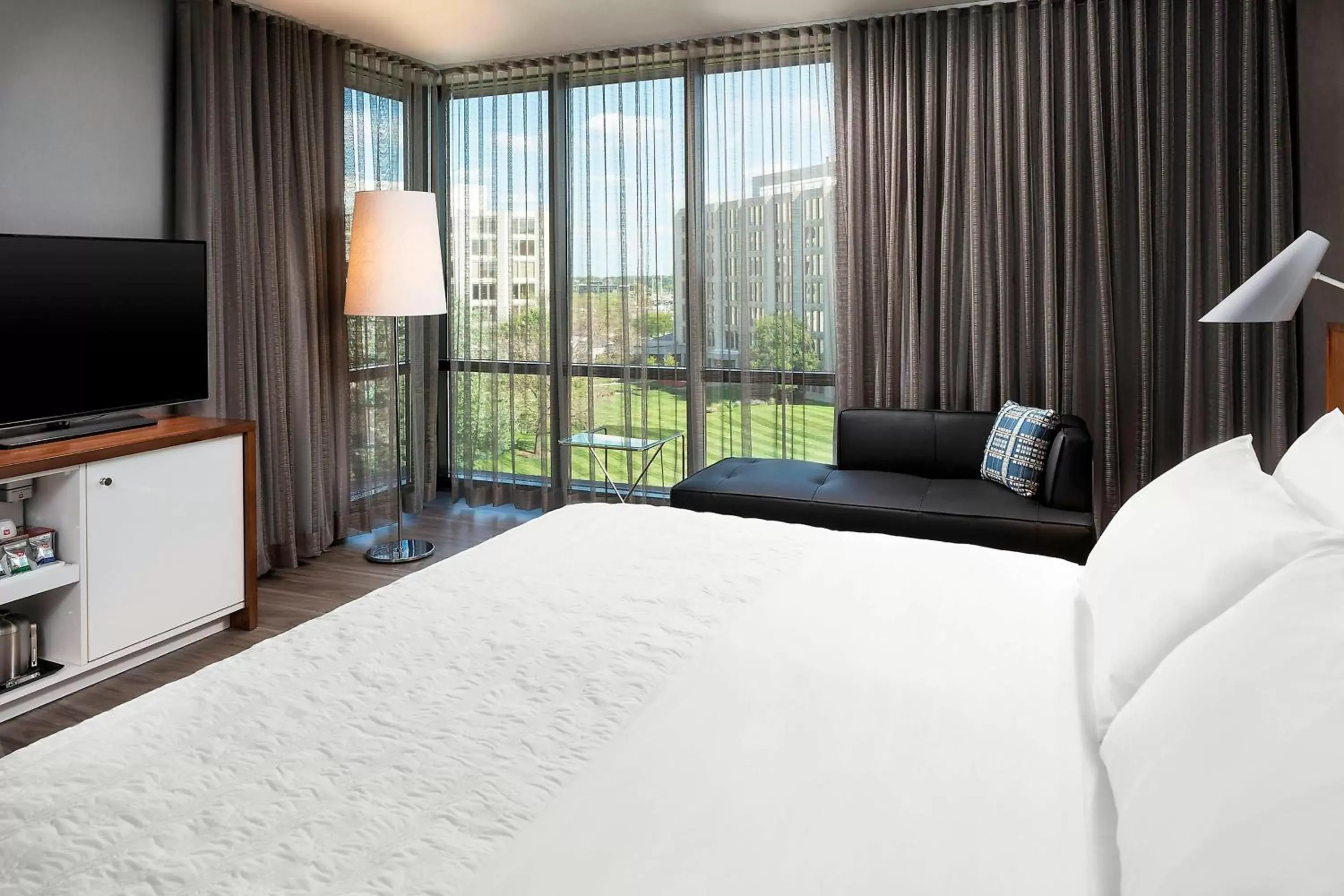 Photo of the whole room, Bed in Le Méridien Chicago - Oakbrook Center