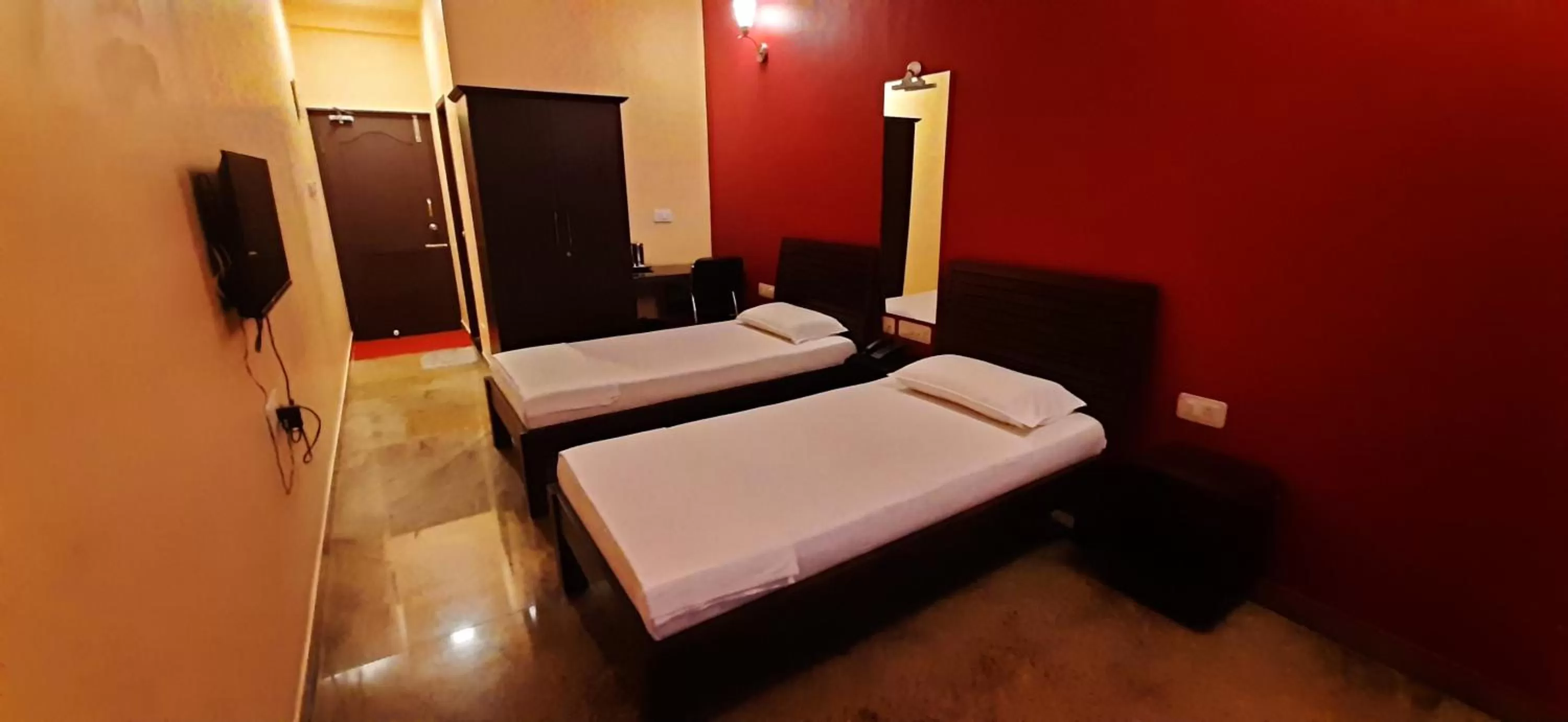 Photo of the whole room, Bed in Chandru De Green