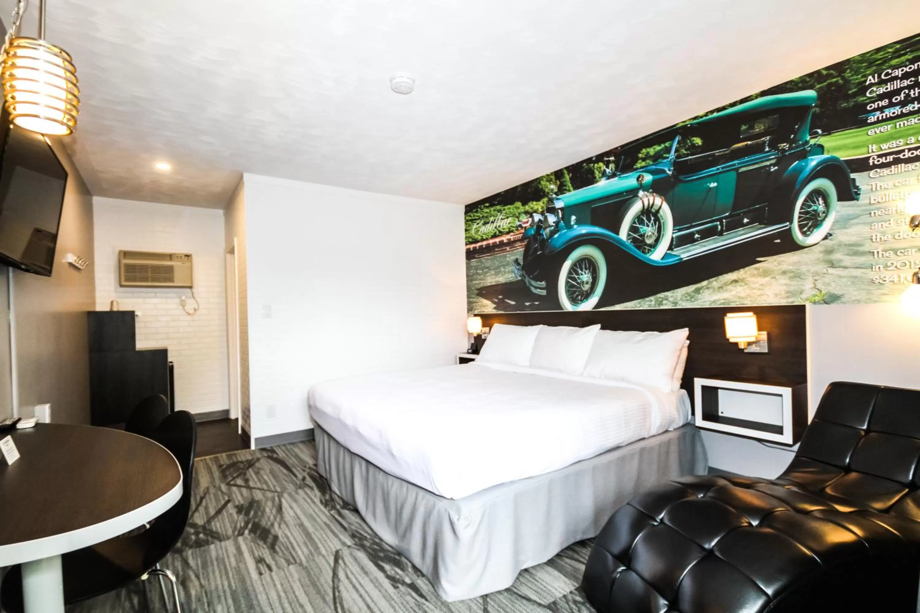 Photo of the whole room, Bed in Cadillac Motel Niagara