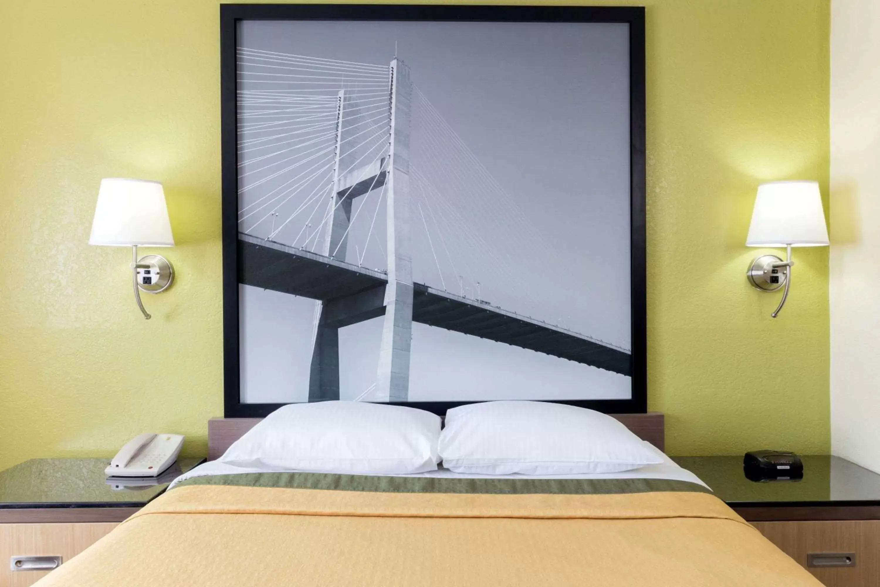 Photo of the whole room, Bed in Super 8 by Wyndham Brunswick/St Simons Island Area Photo of the whole room, Bed in Super 8 by Wyndham Brunswick/St Simons Island Area