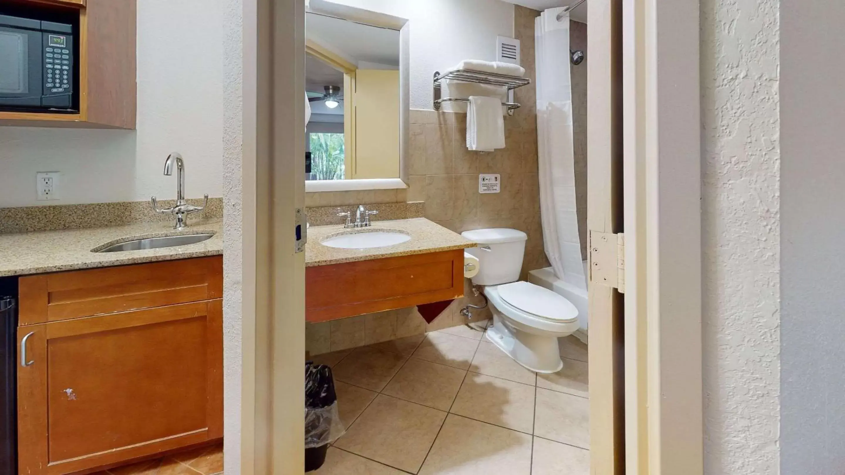 Bedroom, Bathroom in Rodeway Inn & Suites Fort Lauderdale Airport & Cruise Port