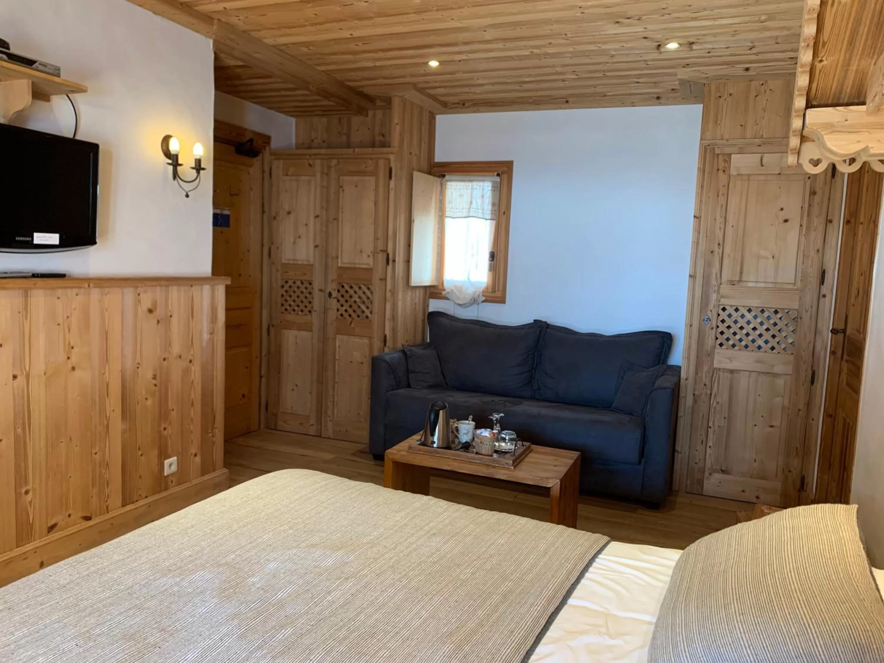 Coffee/tea facilities, Bed in Hôtel Le Labrador