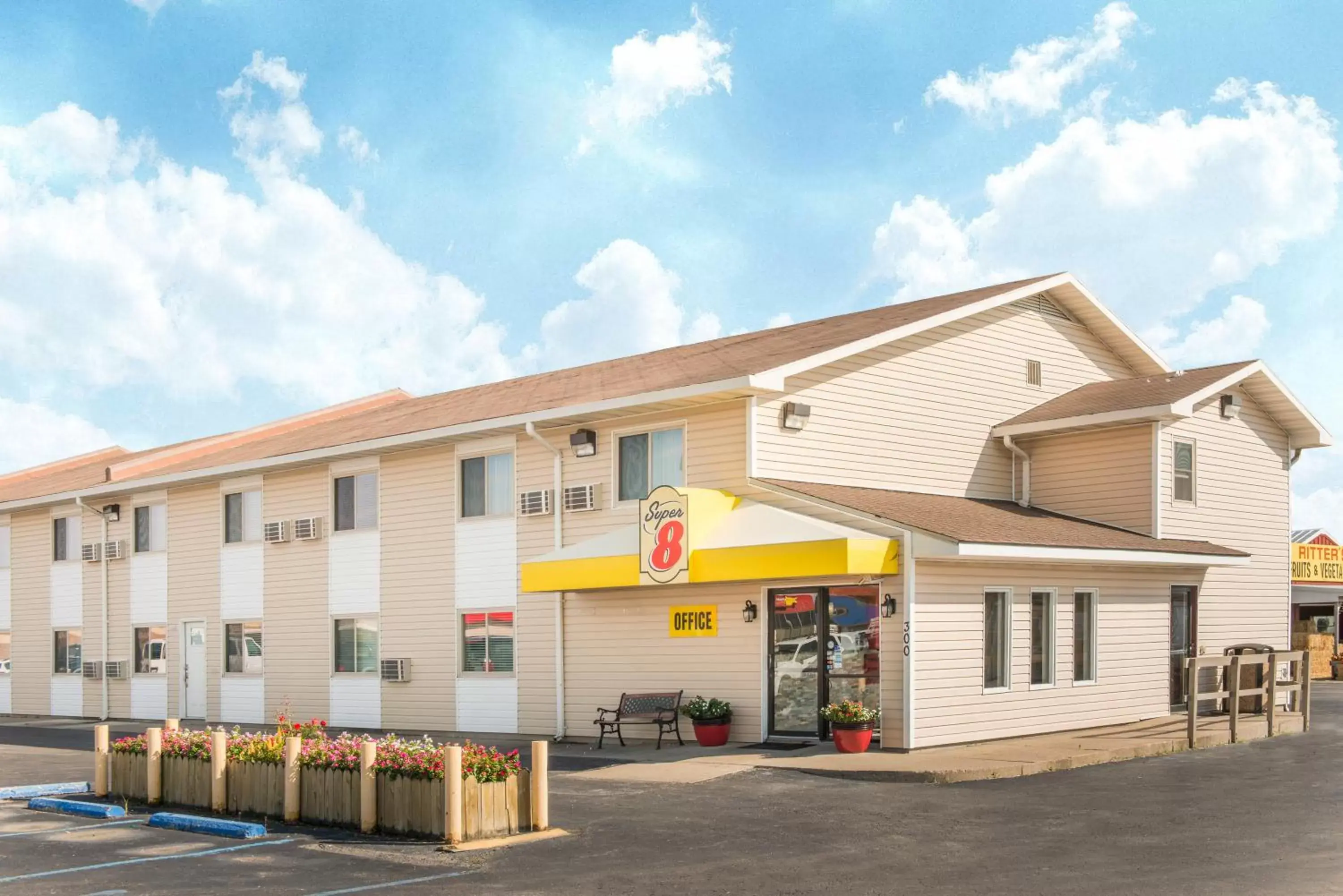 Property Building in Super 8 by Wyndham Moberly MO