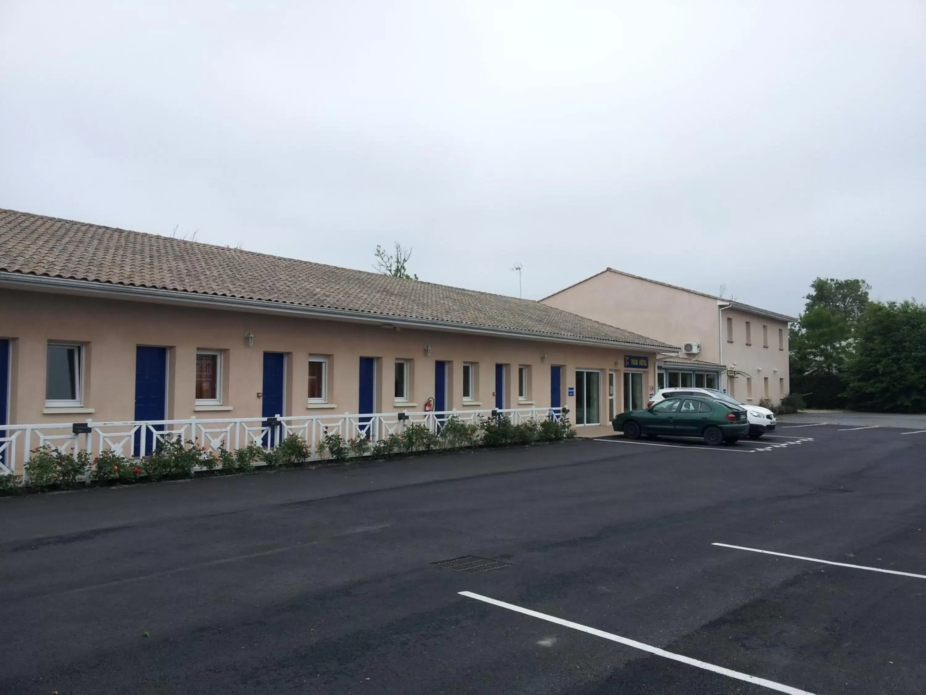 Facade/entrance, Property Building in Tour Hôtel