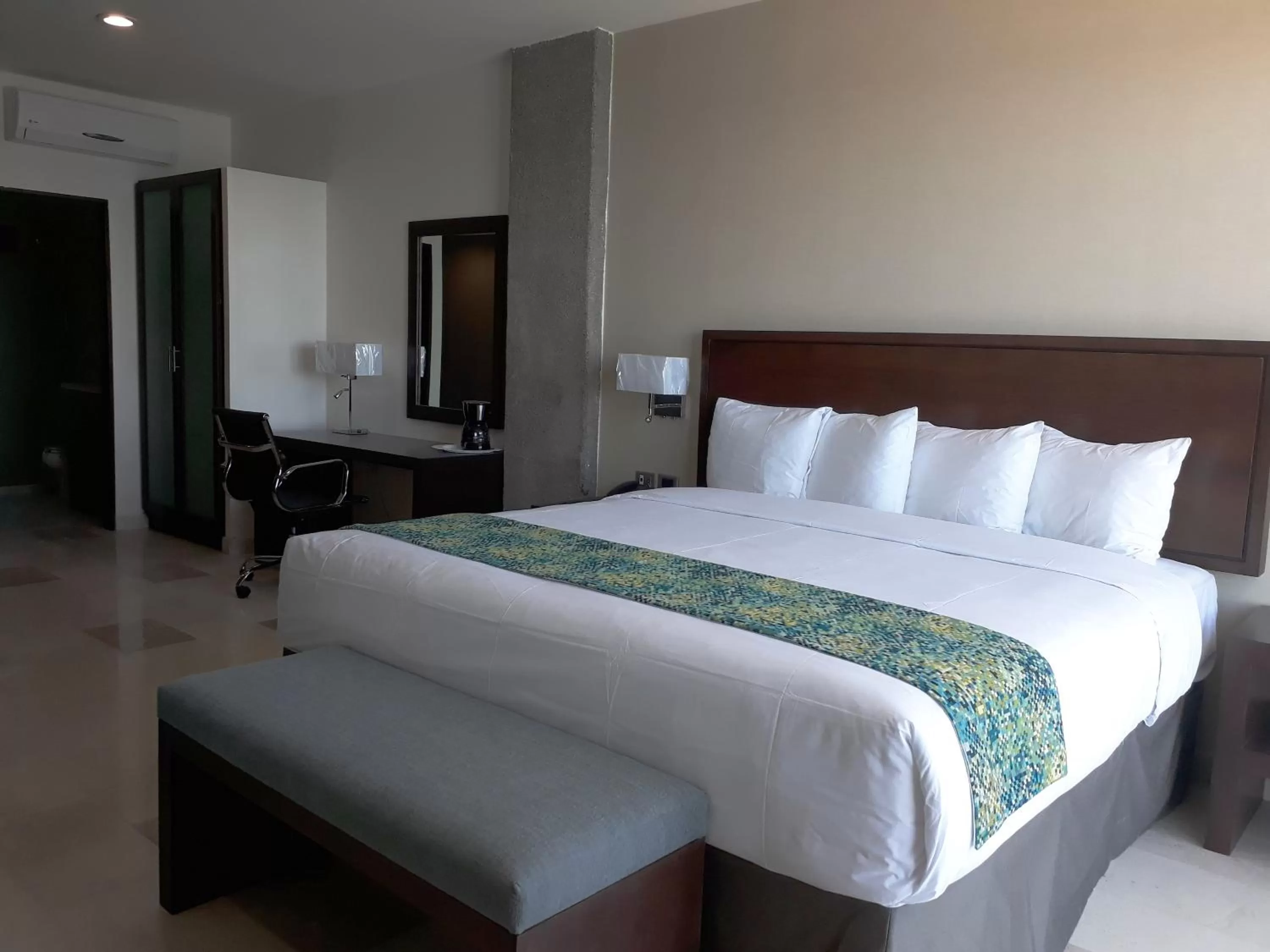 Photo of the whole room, Bed in Seven Crown La Paz Malecon