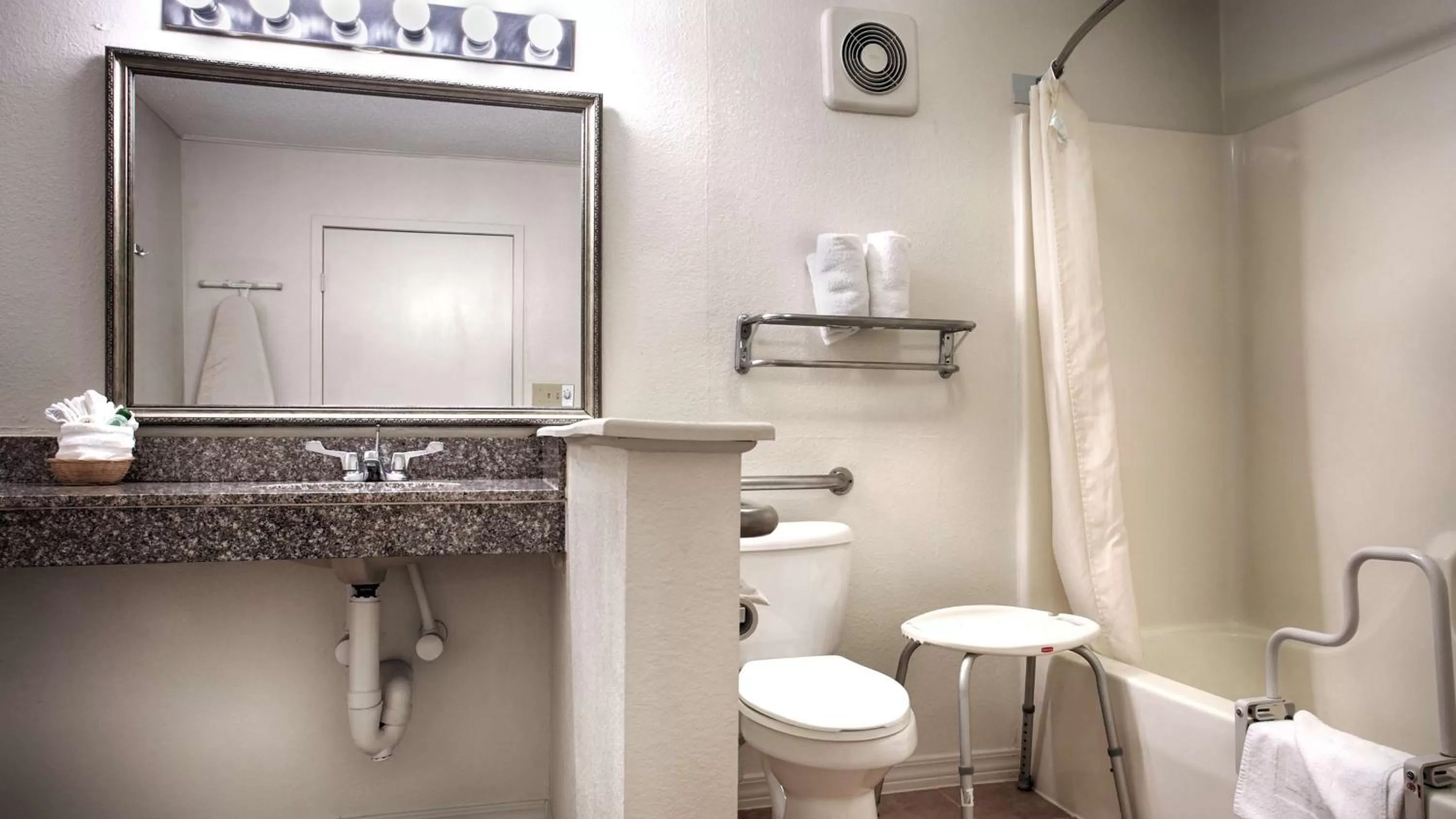 Bathroom in Best Western Palestine Inn