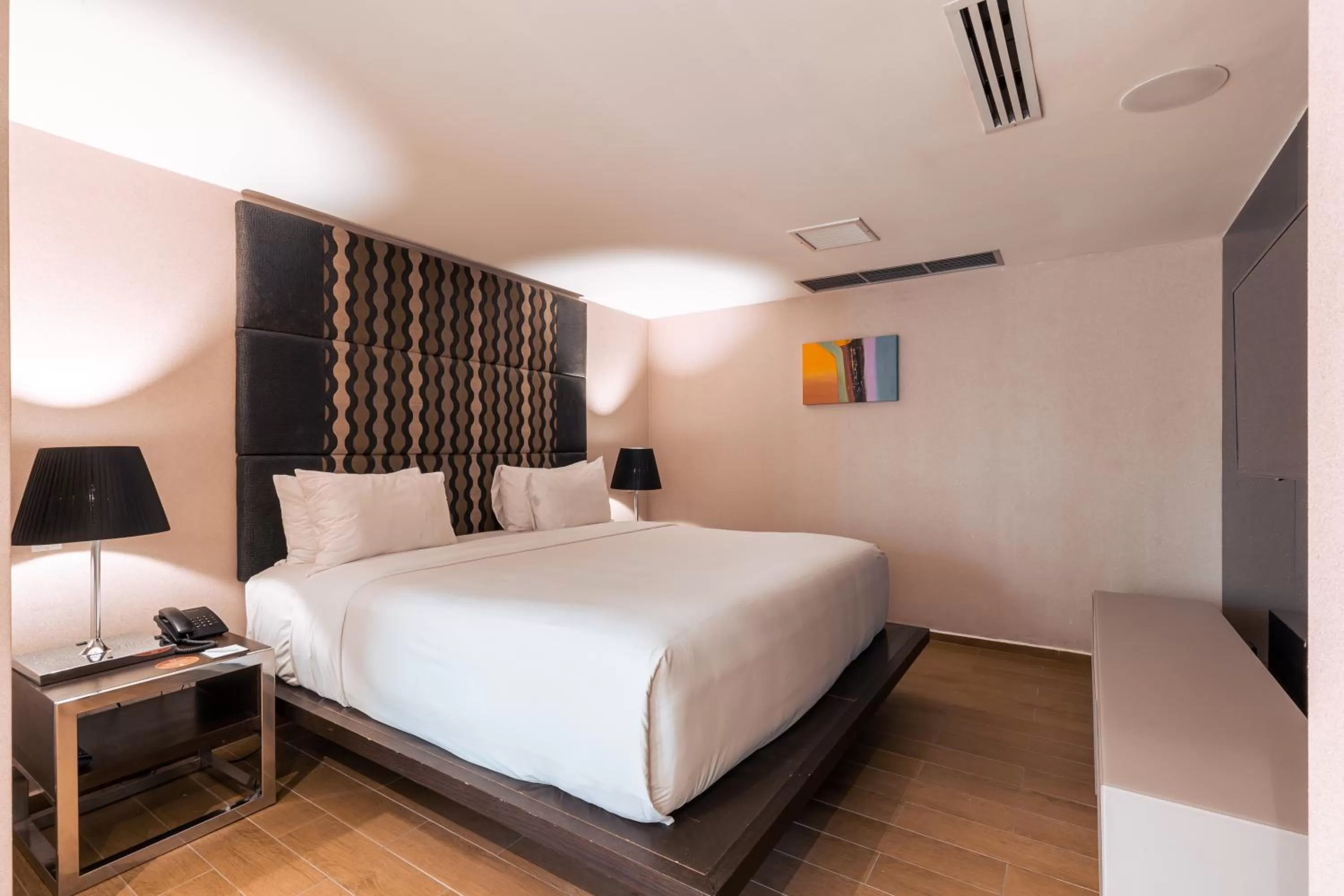 Photo of the whole room, Bed in Exe Oriental Panamá