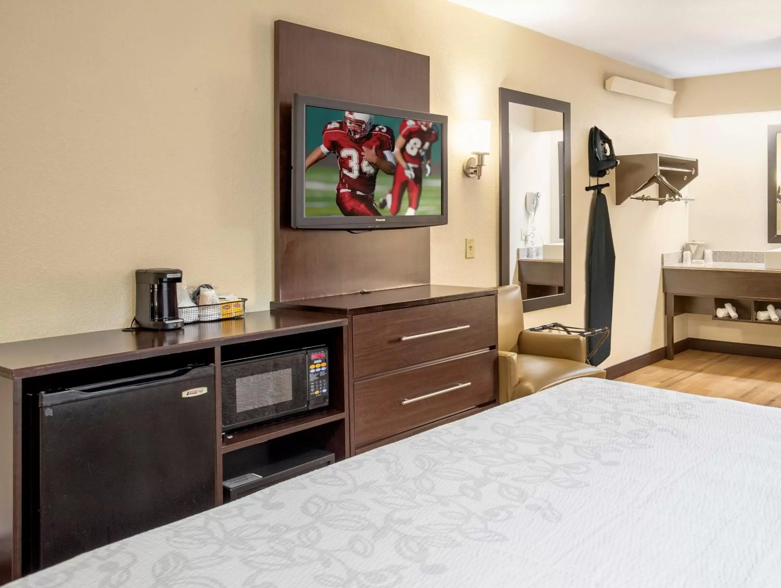 Photo of the whole room, Kitchen/Kitchenette in Red Roof Inn PLUS+ Secaucus - Meadowlands