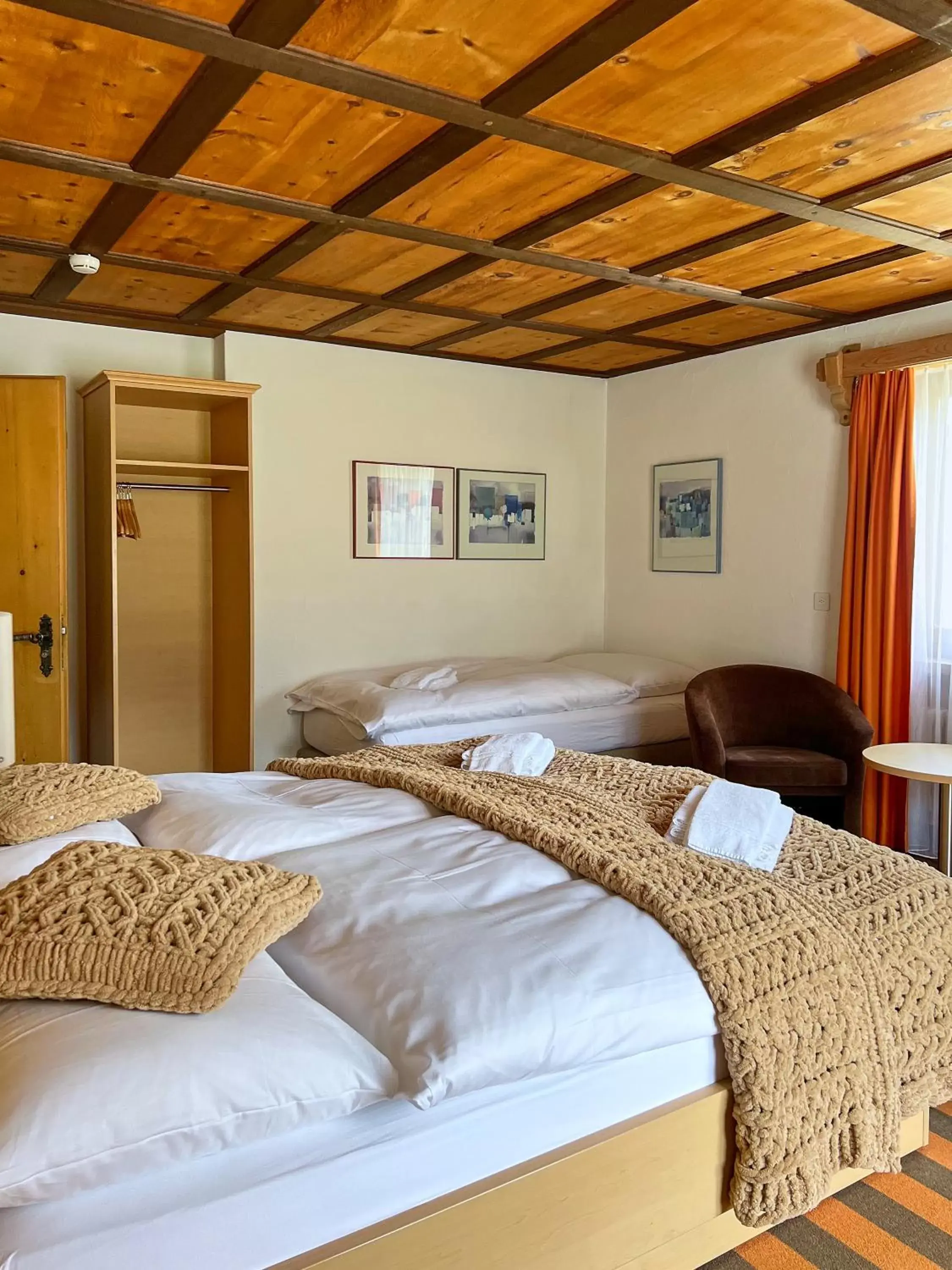 Photo of the whole room, Bed in Madrisa Lodge