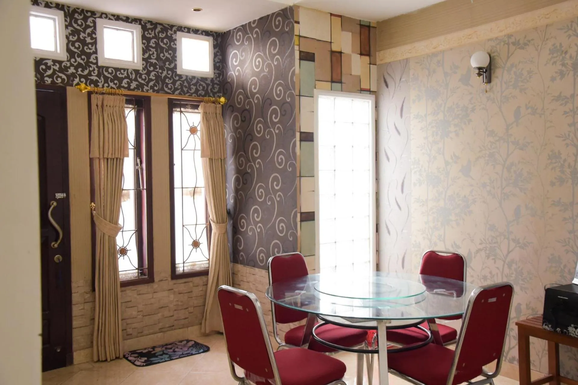 Dining area in RedDoorz near GOR Satria Purwokerto