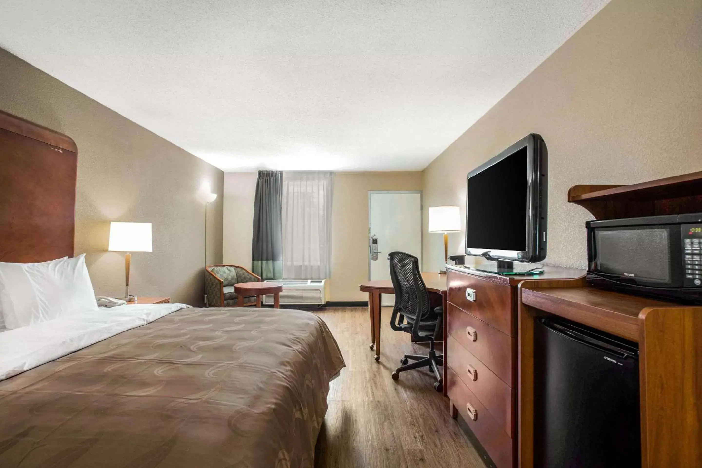 Photo of the whole room, TV/Entertainment Center in Quality Inn & Suites University Area