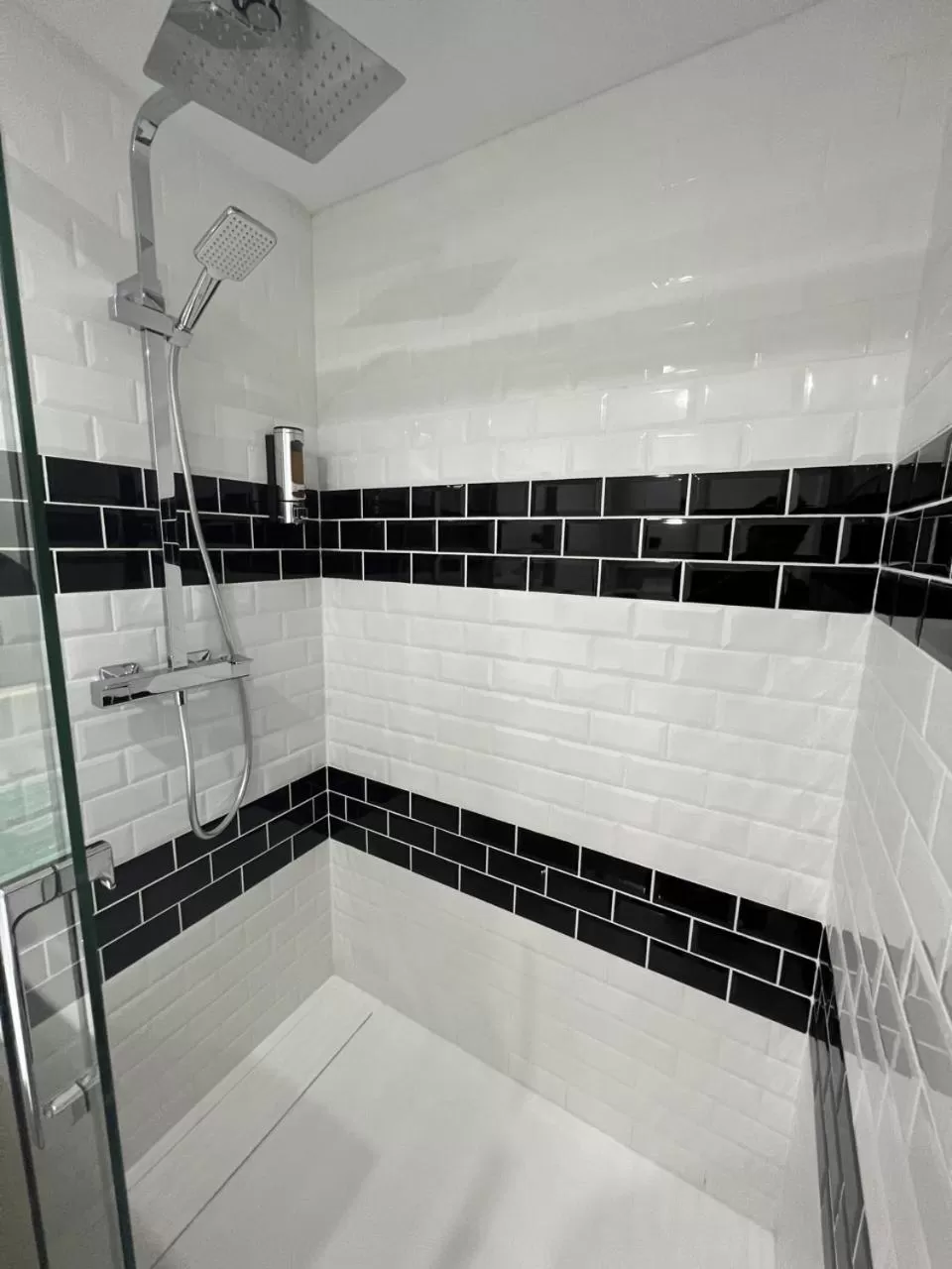 Shower, Bathroom in Eaux Spa