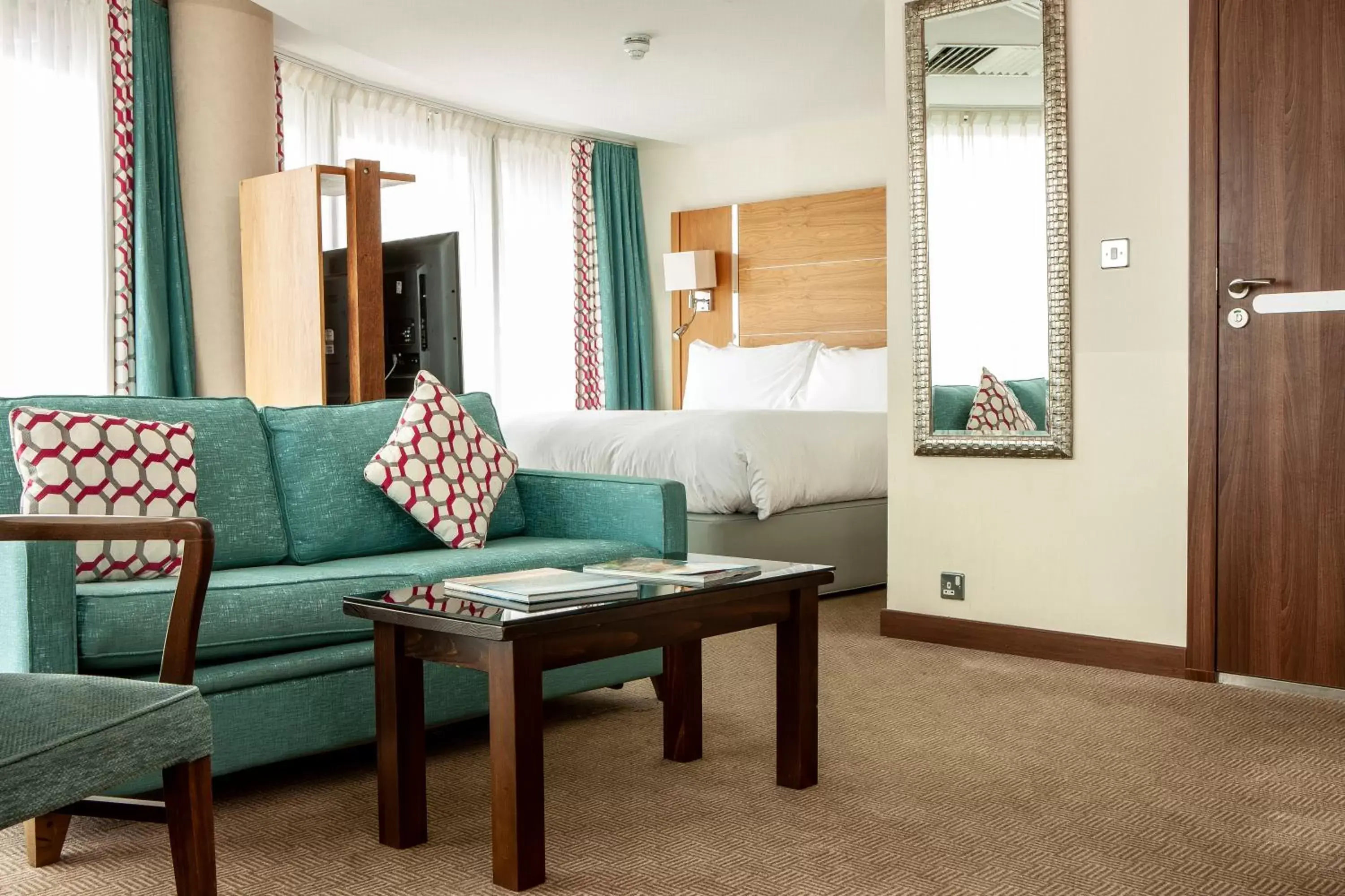 Bedroom, Seating Area in Waterfront Southport Hotel