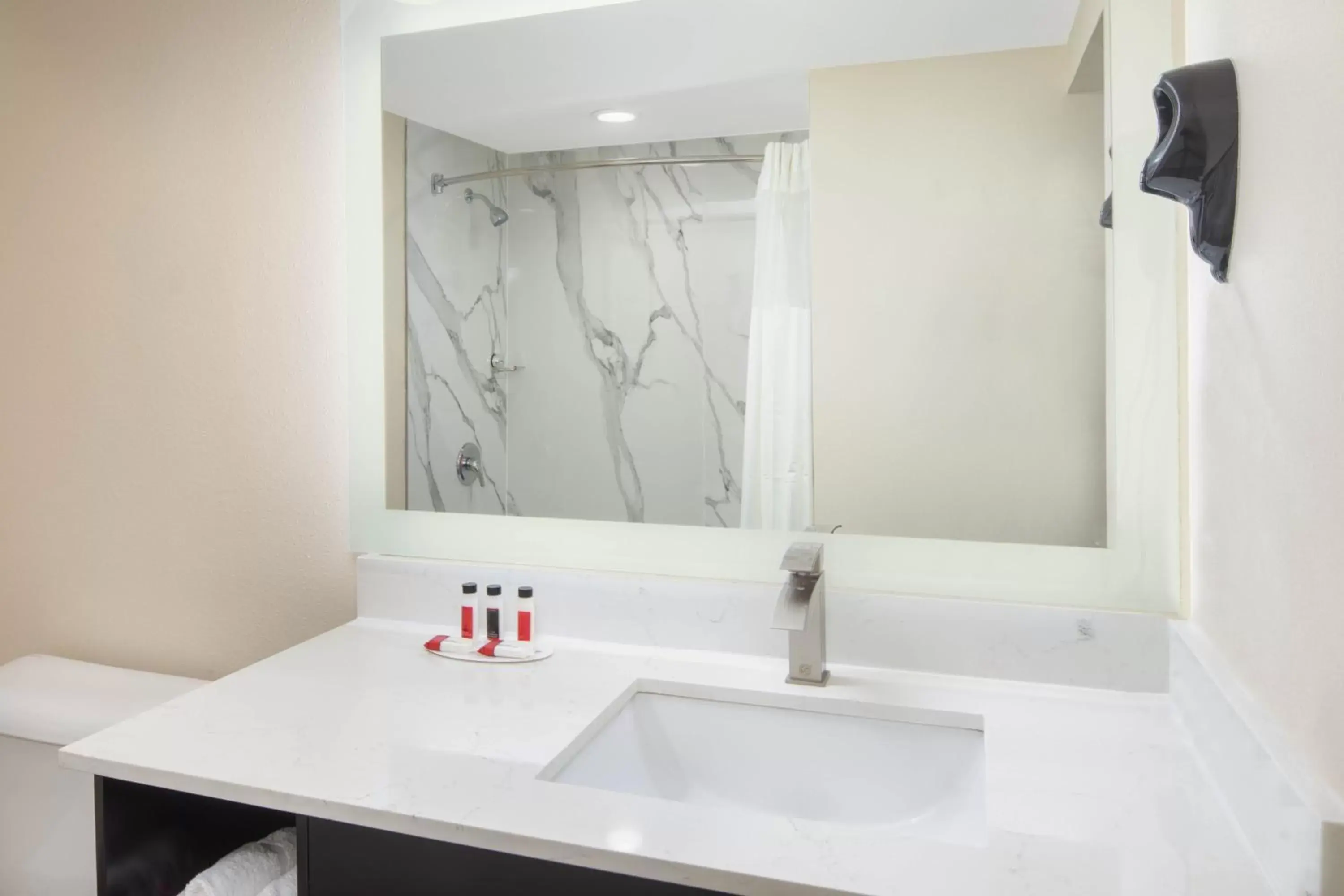 Bathroom in Baymont Inn & Suites by Wyndham Hammond