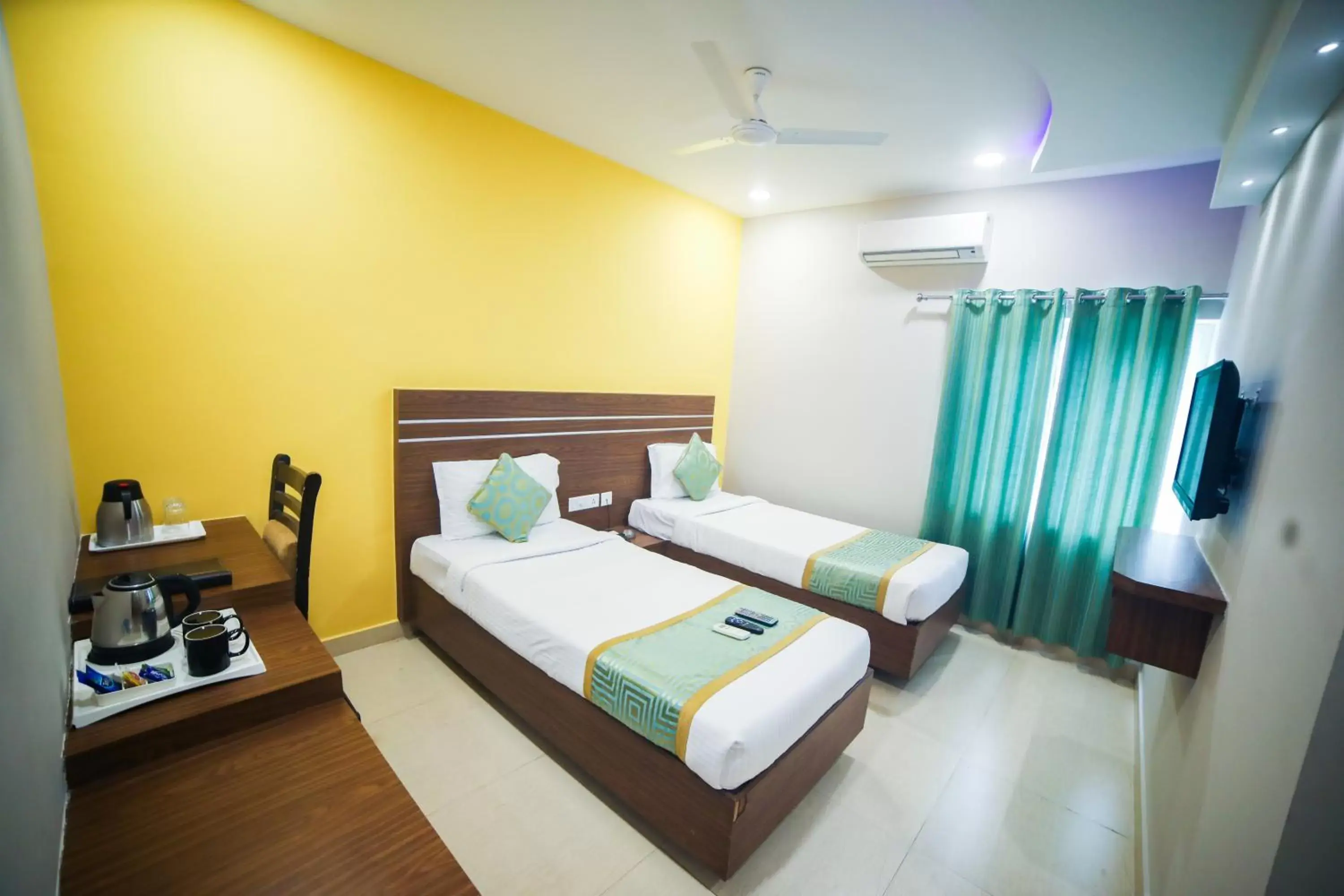 Twin Room in Hotel Golden Leaves Twin Room in Hotel Golden Leaves