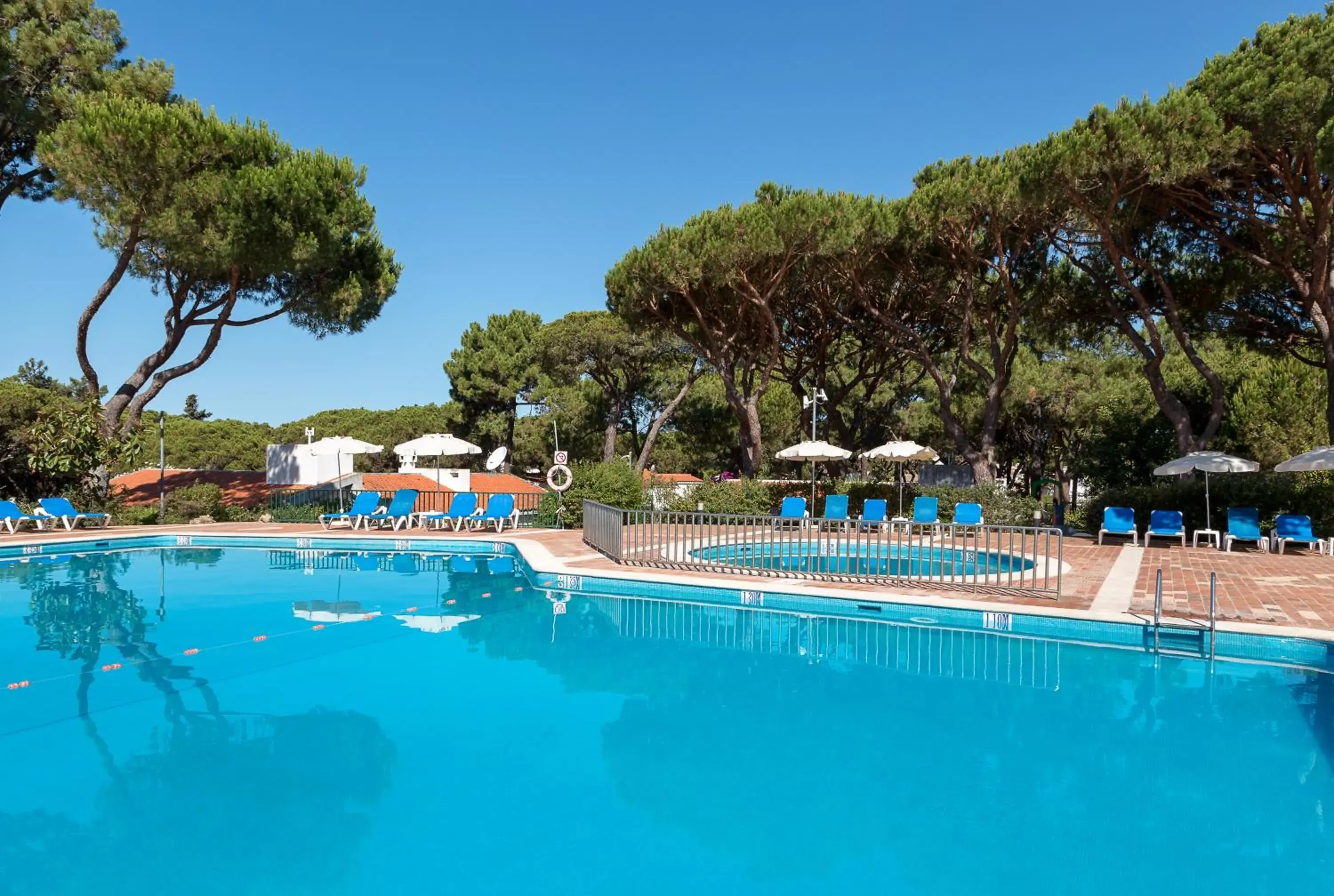 Swimming pool in Apartamentos Turisticos Pinhal Da Marina Swimming pool in Apartamentos Turisticos Pinhal Da Marina