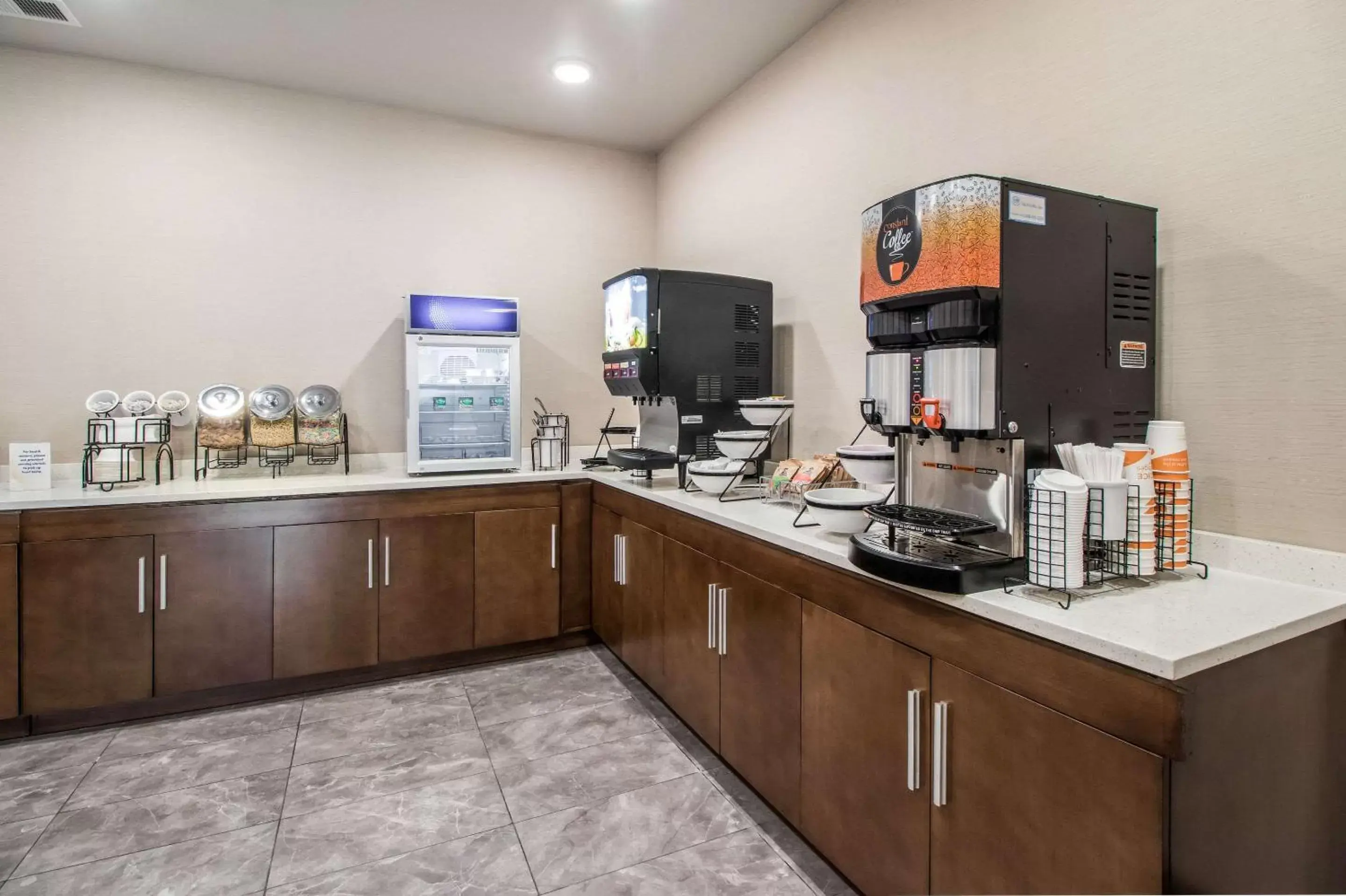 Restaurant/places to eat, Kitchen/Kitchenette in Comfort Suites