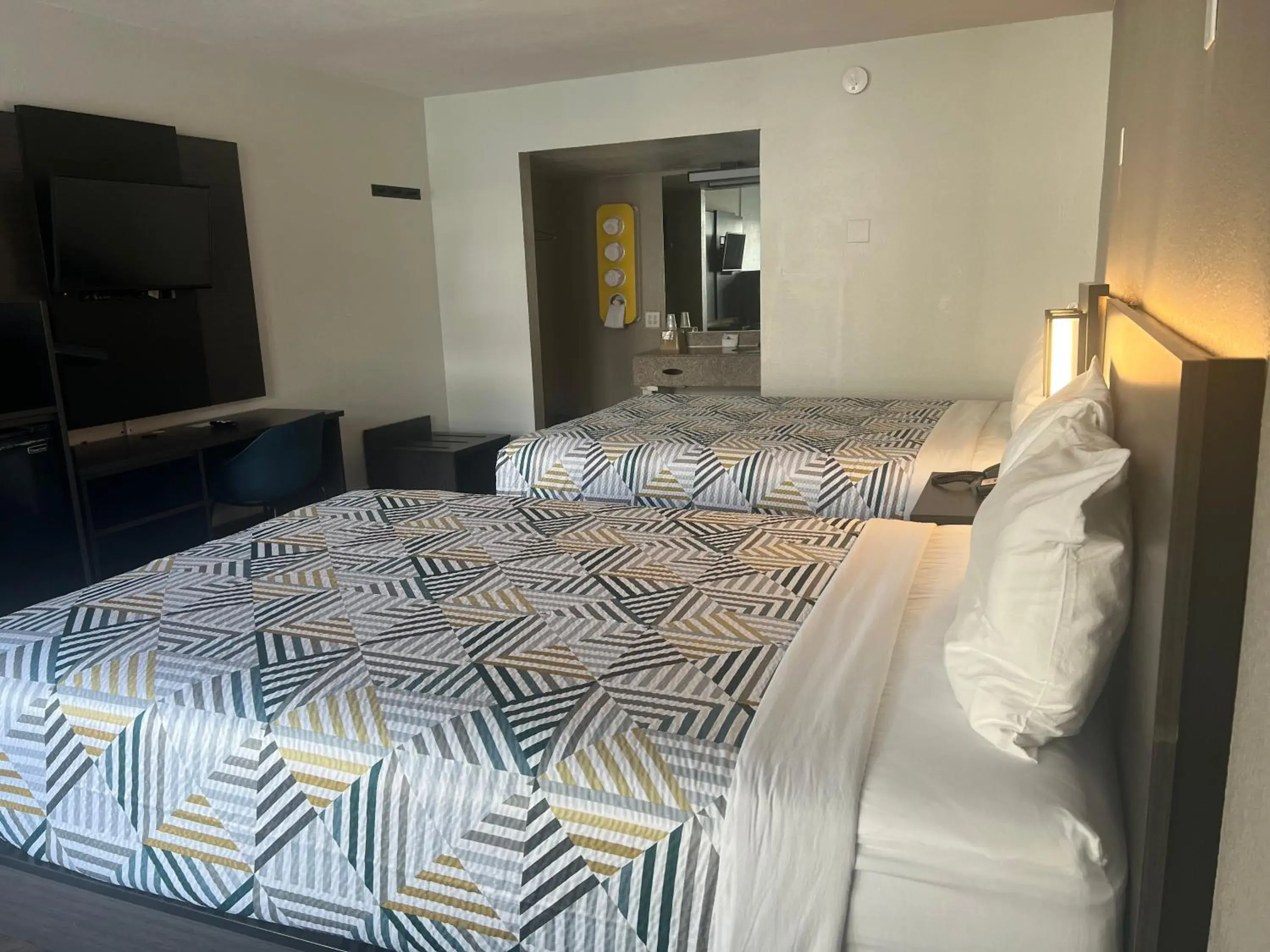 Communal lounge/ TV room, Bed in Motel 6 Glendale AZ