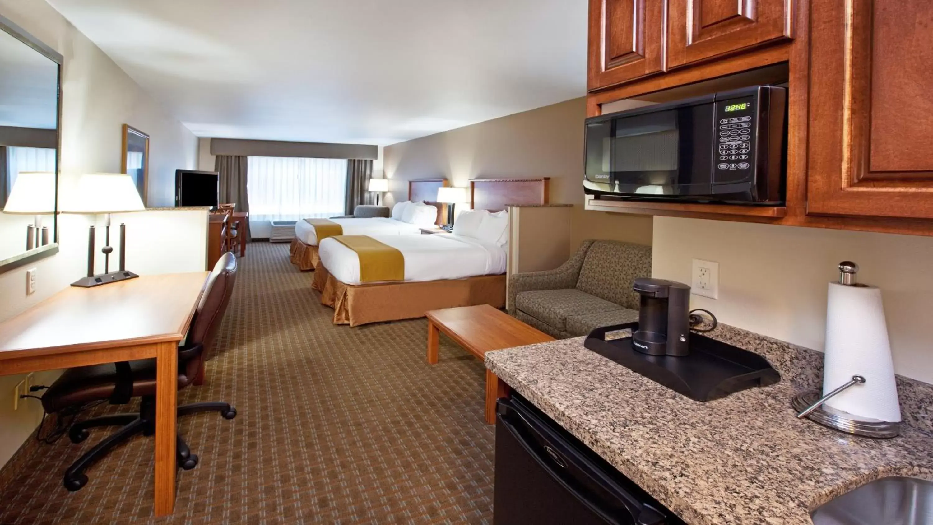 Photo of the whole room, Kitchen/Kitchenette in Holiday Inn Express & Suites Sioux Falls Southwest, an IHG Hotel