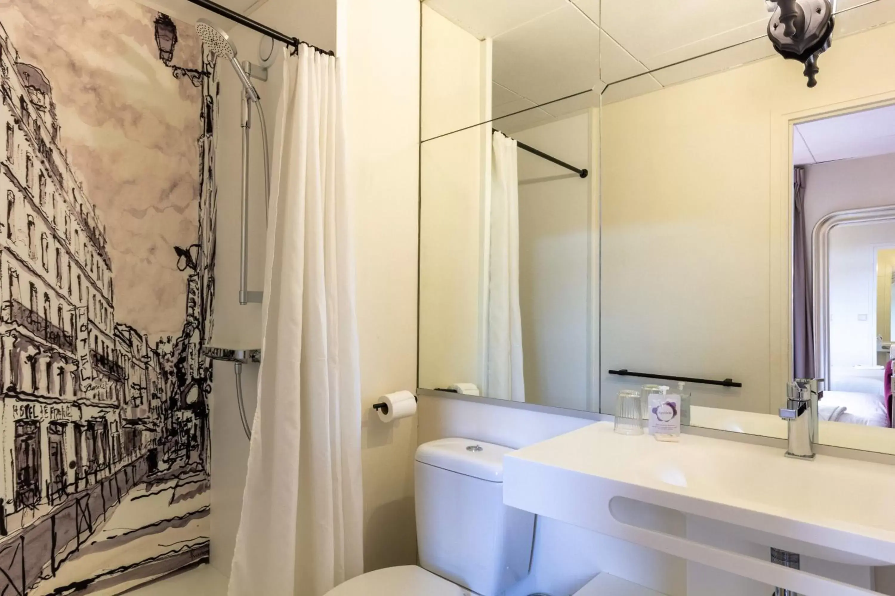 Shower, Bathroom in Hôtel de France
