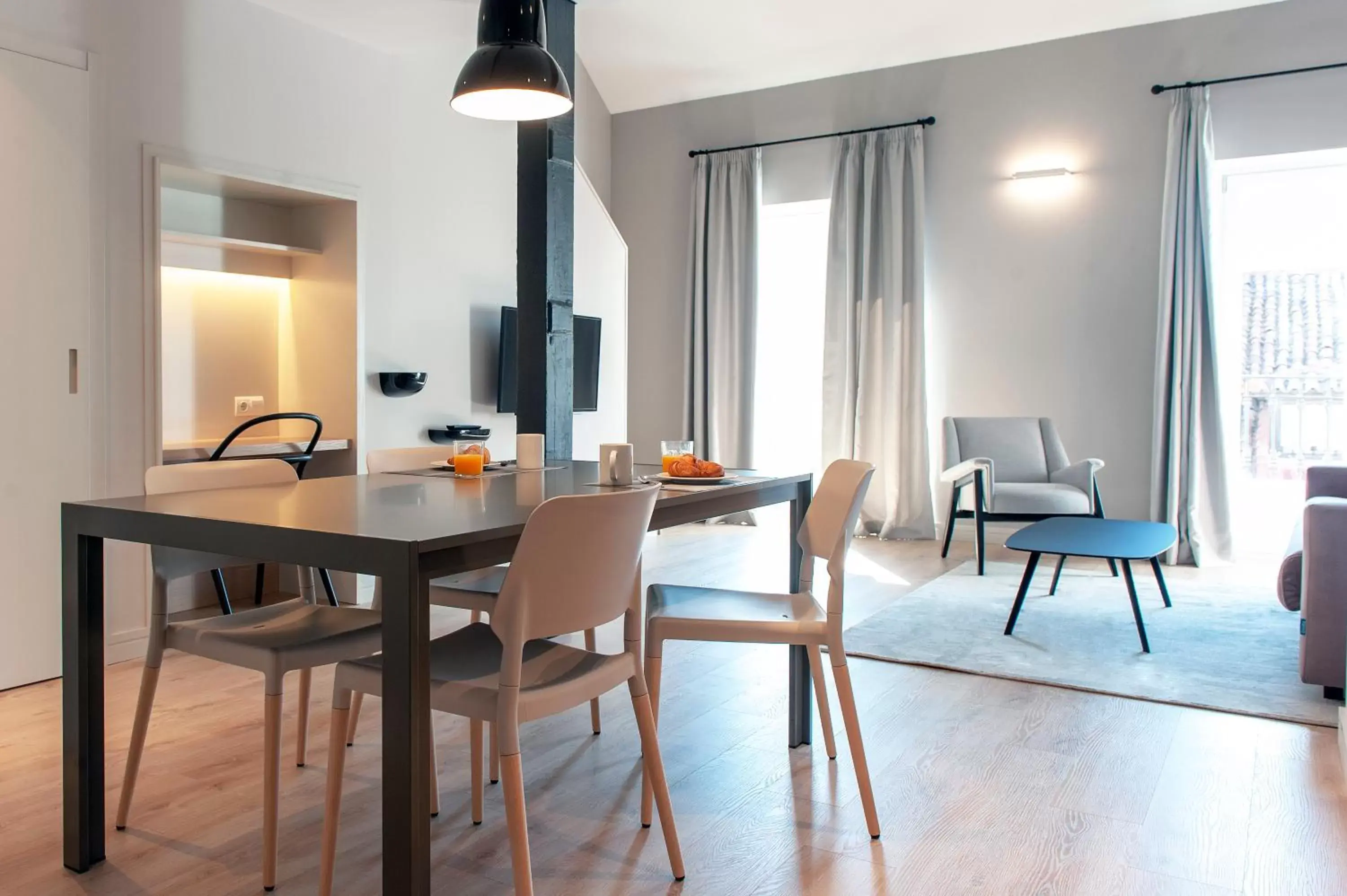 Kitchen or kitchenette, Dining Area in MH Apartments Central Madrid