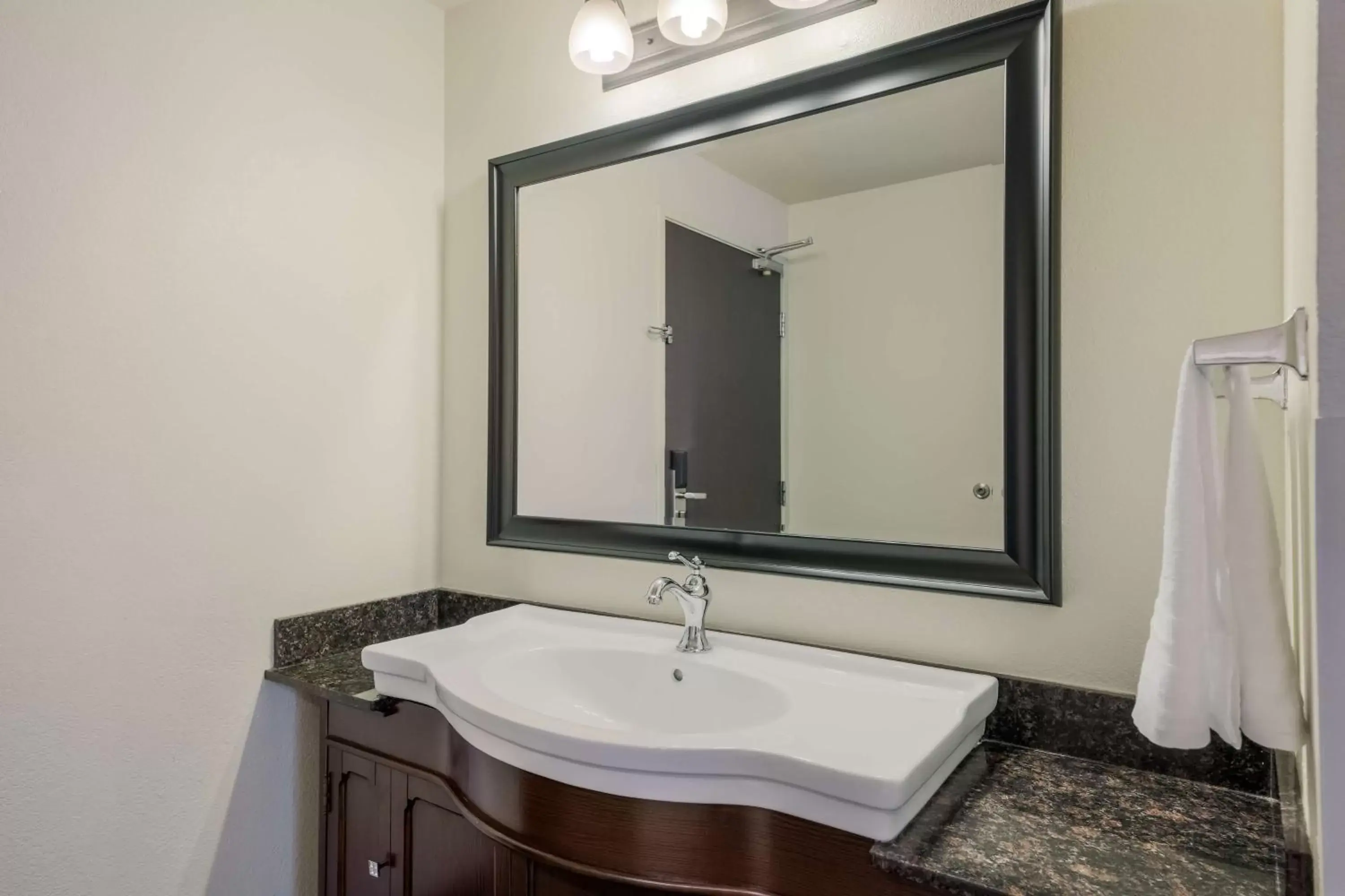 Bedroom, Bathroom in Best Western Alderwood