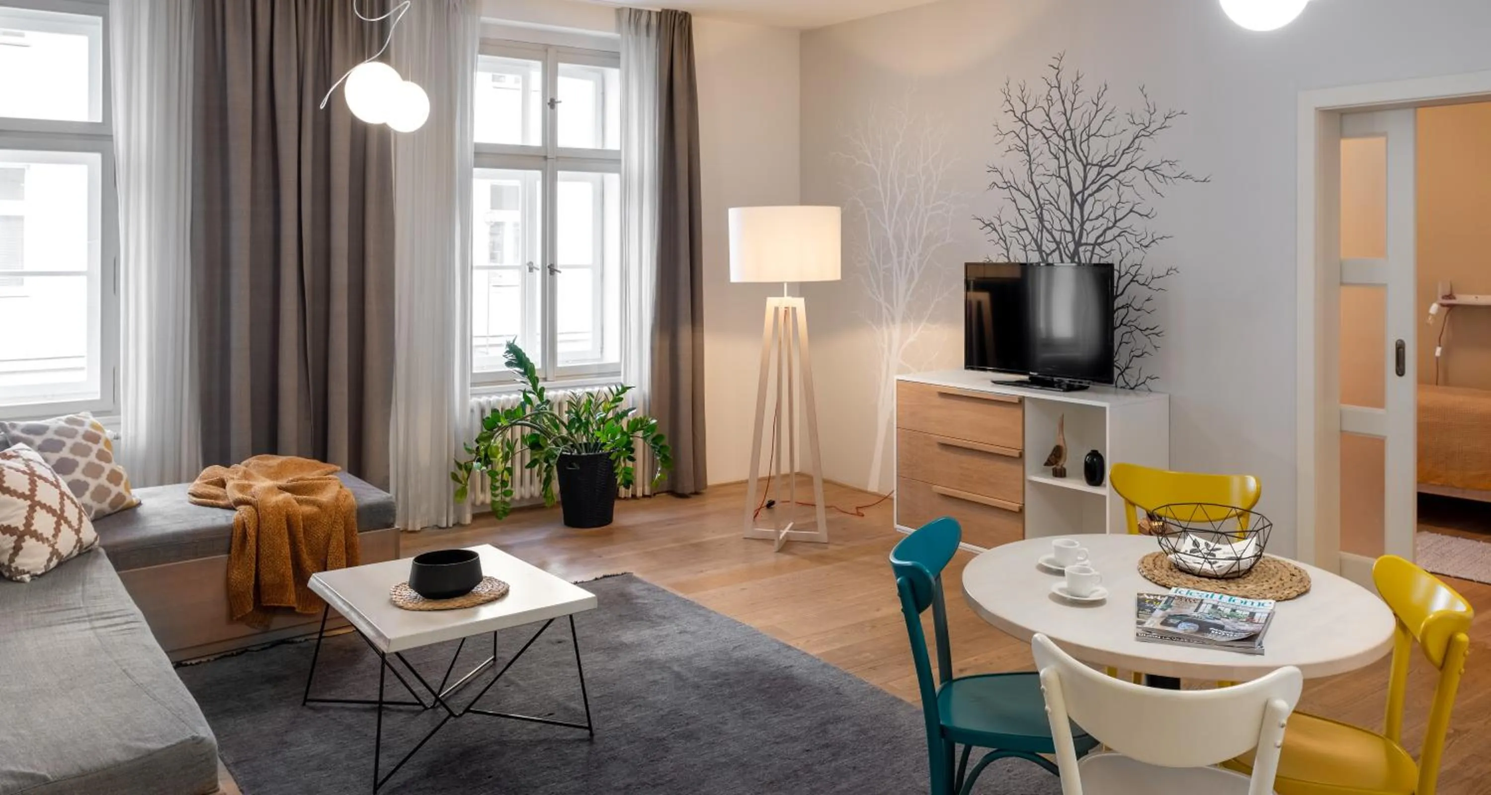 TV and multimedia in 4 Trees Apartments by Adrez