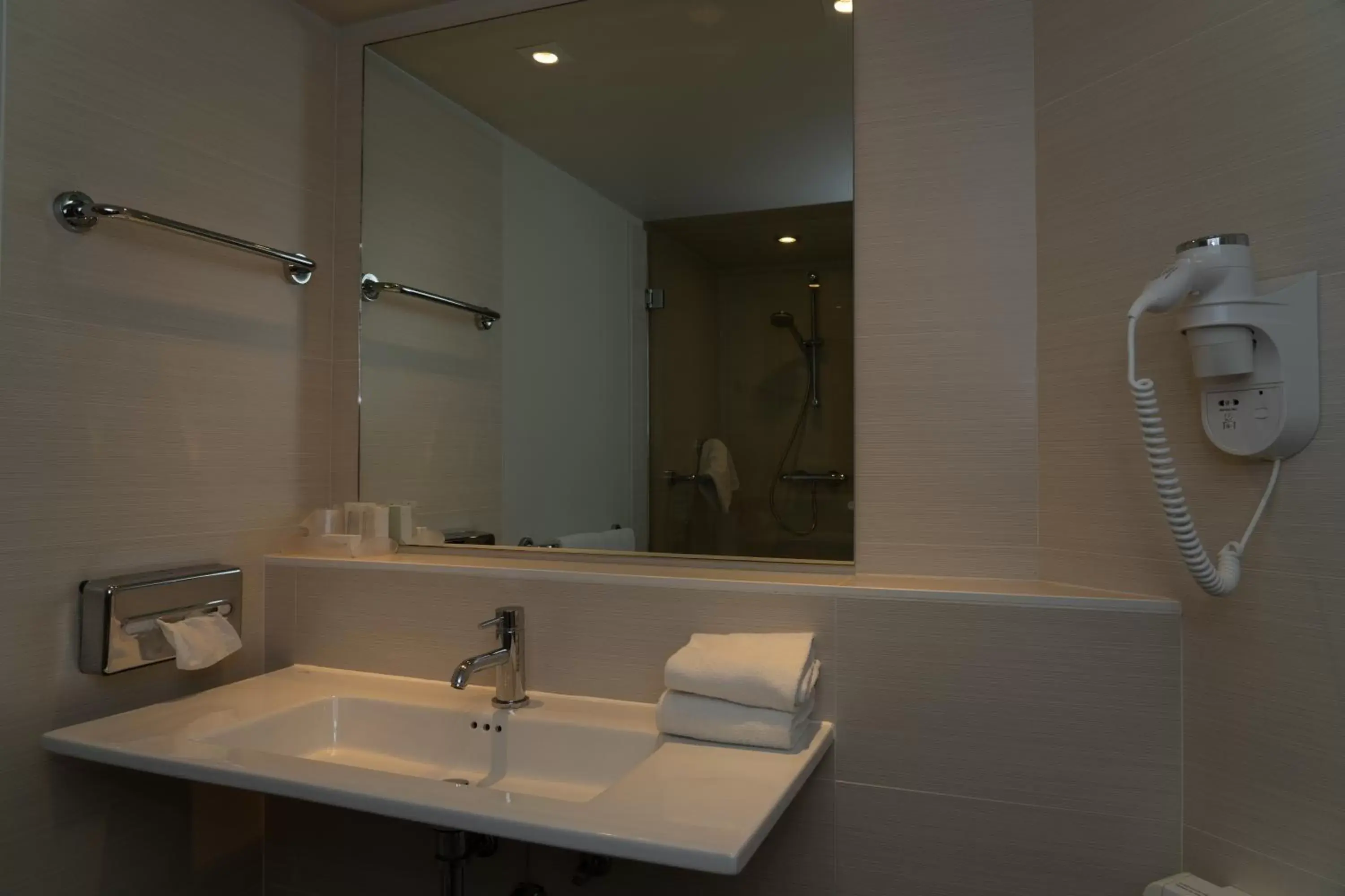 Bathroom in Hotel Aazaert by WP Hotels