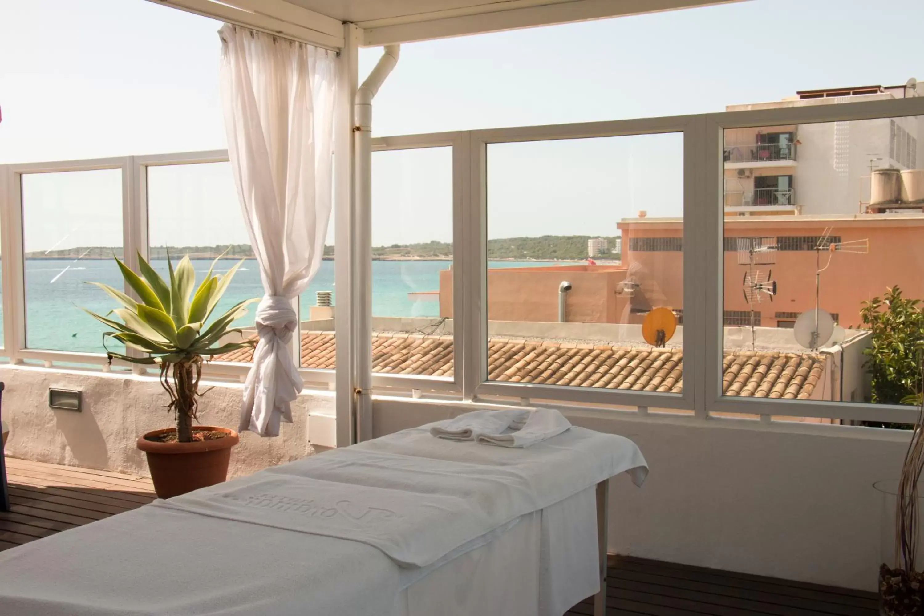 Massage, Balcony/Terrace in Hotel Voramar