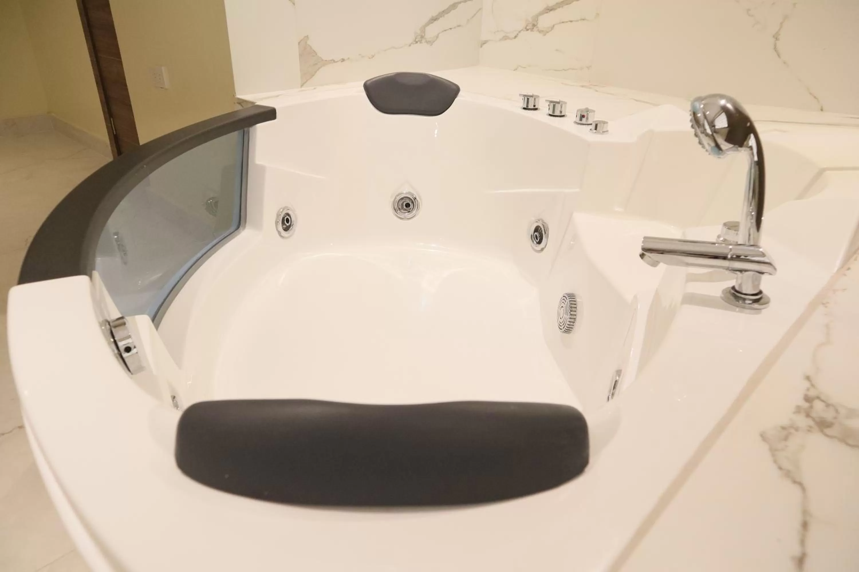 Hot Tub in Hotel Sada