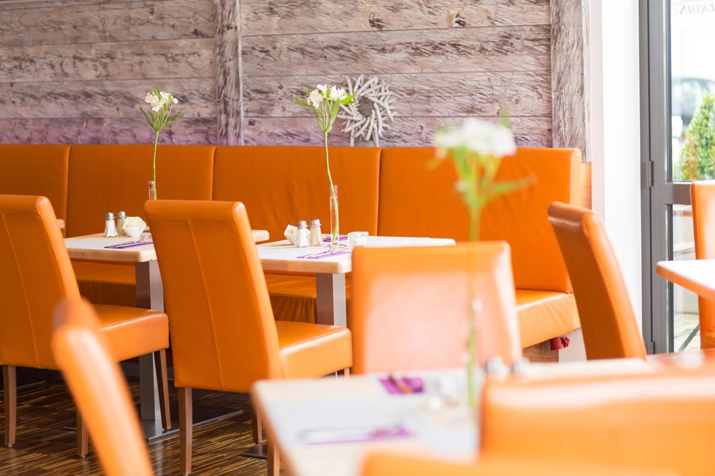 Restaurant/places to eat in Hotel Arooma