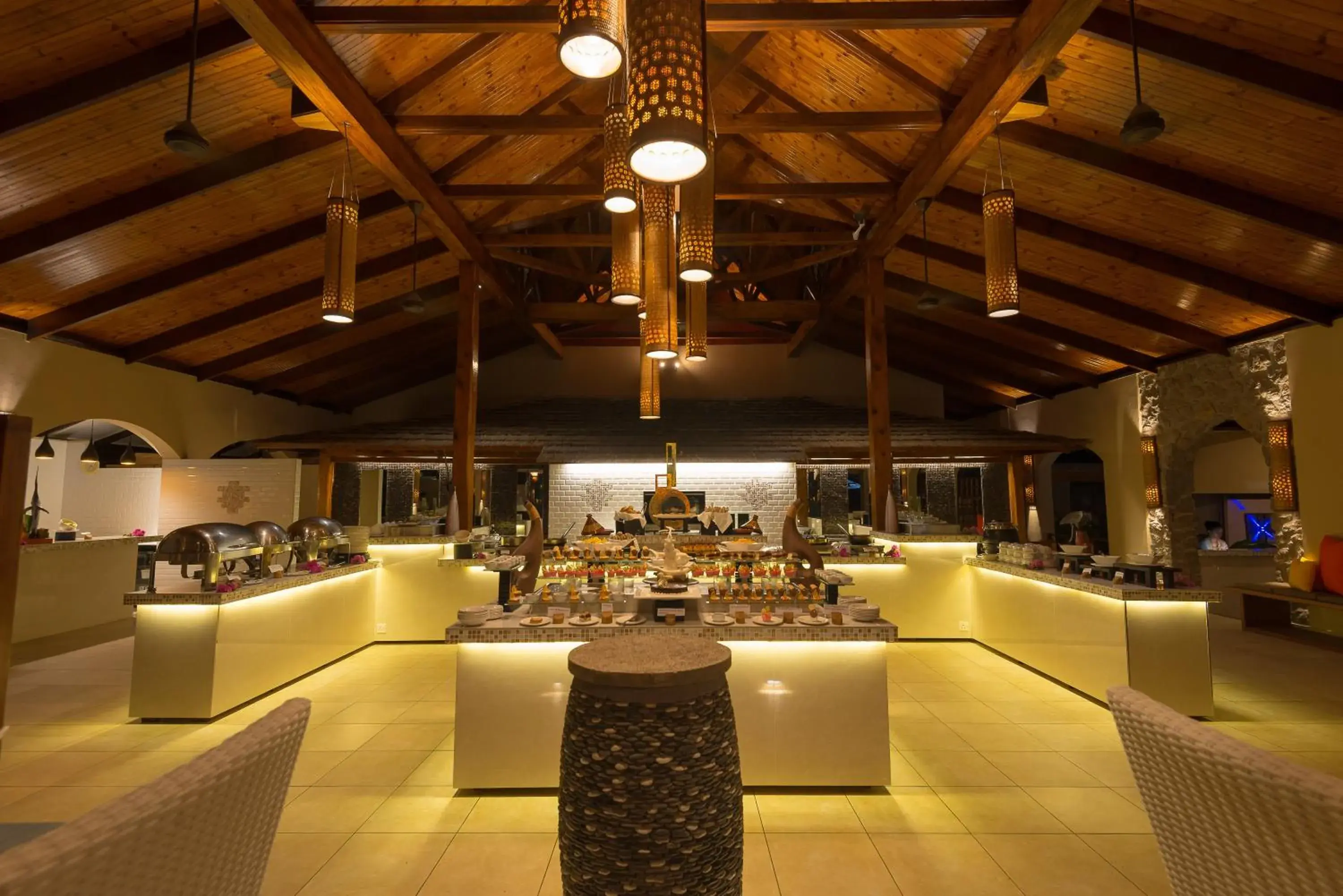 Restaurant/Places to Eat in Coco de Mer and Black Parrot Suites