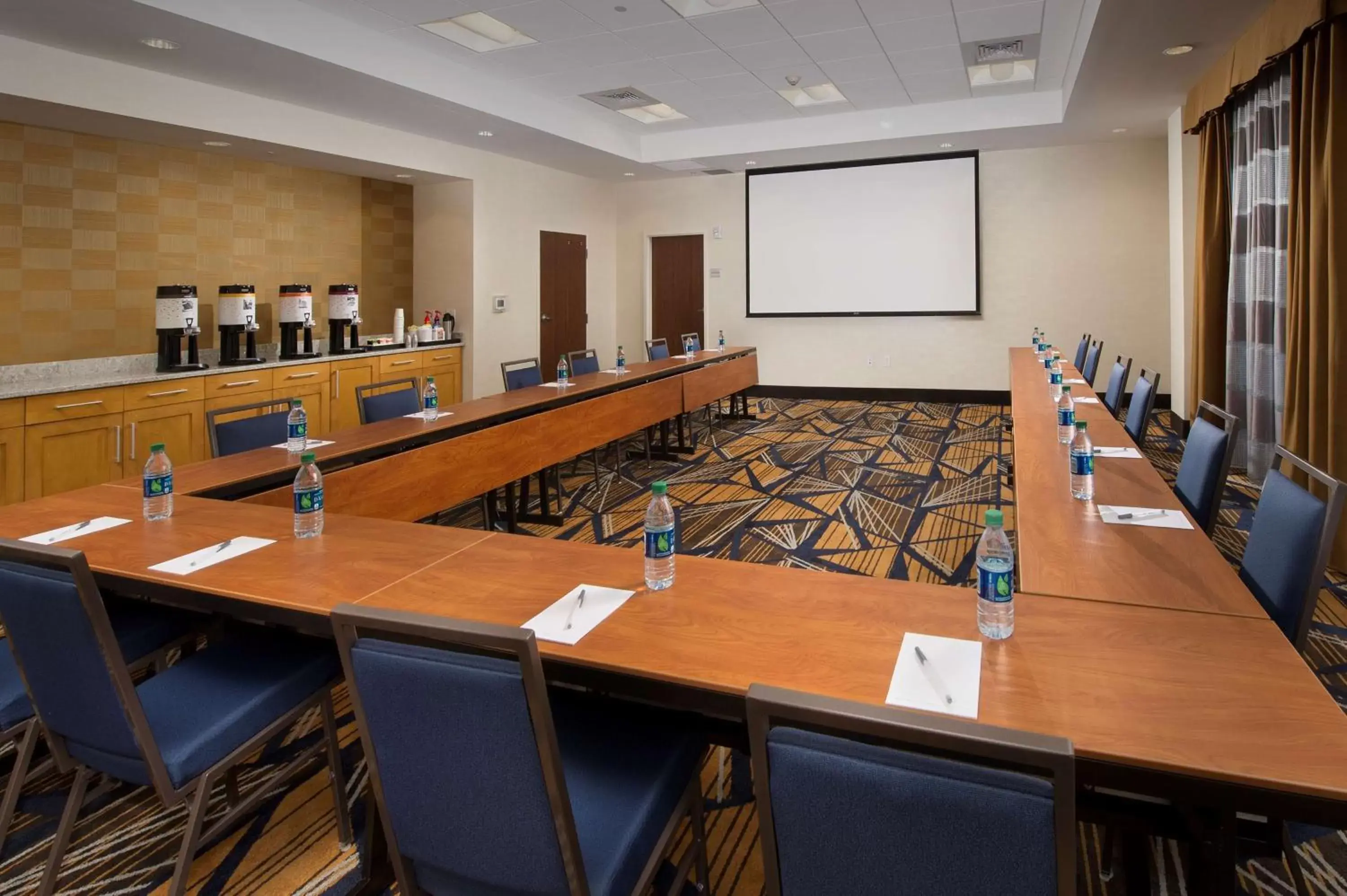 Meeting/conference room in Hampton Inn & Suites Falls Church