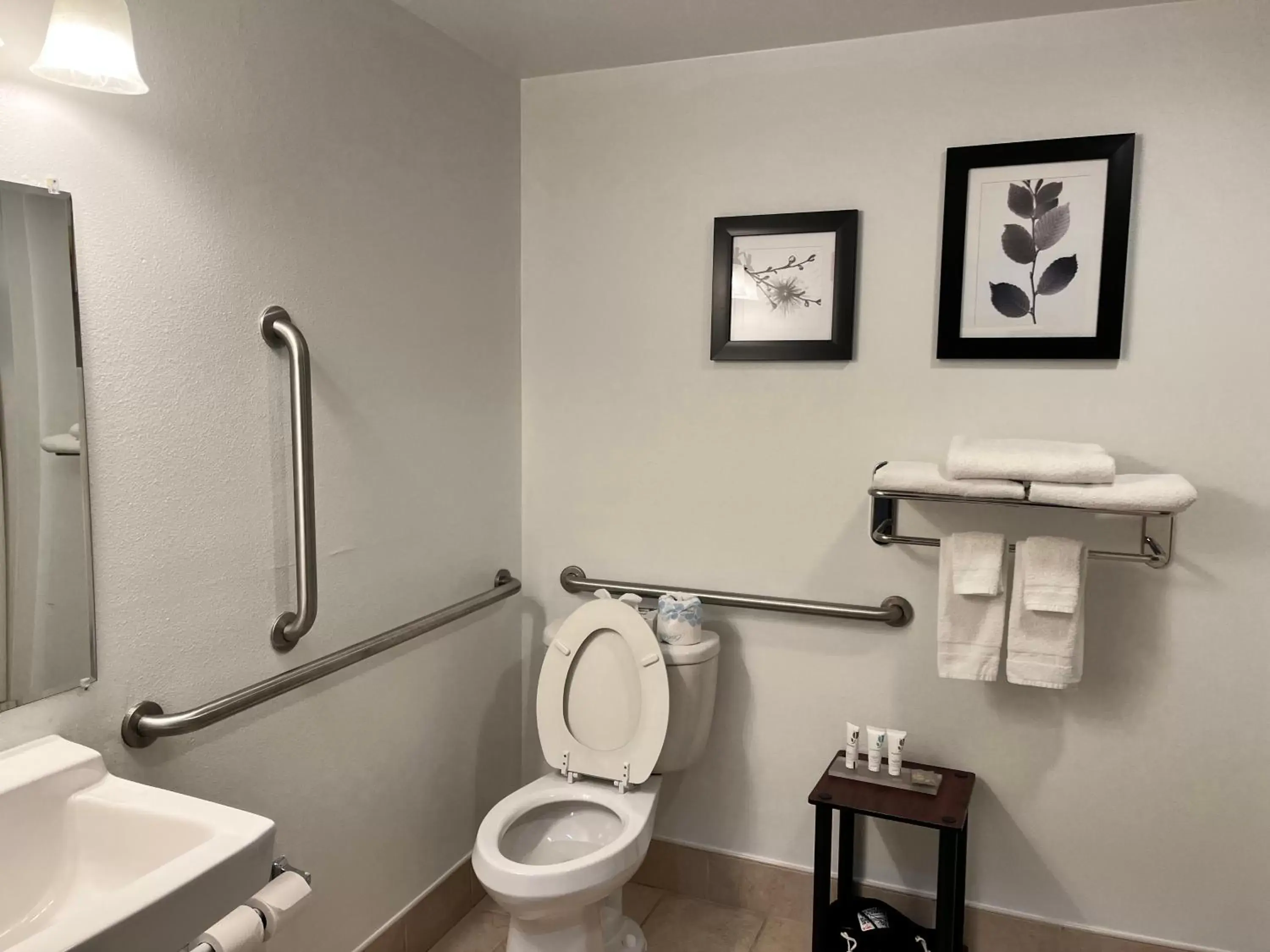 Bathroom in Country Inn & Suites by Radisson, Harrisburg - Hershey-West, PA