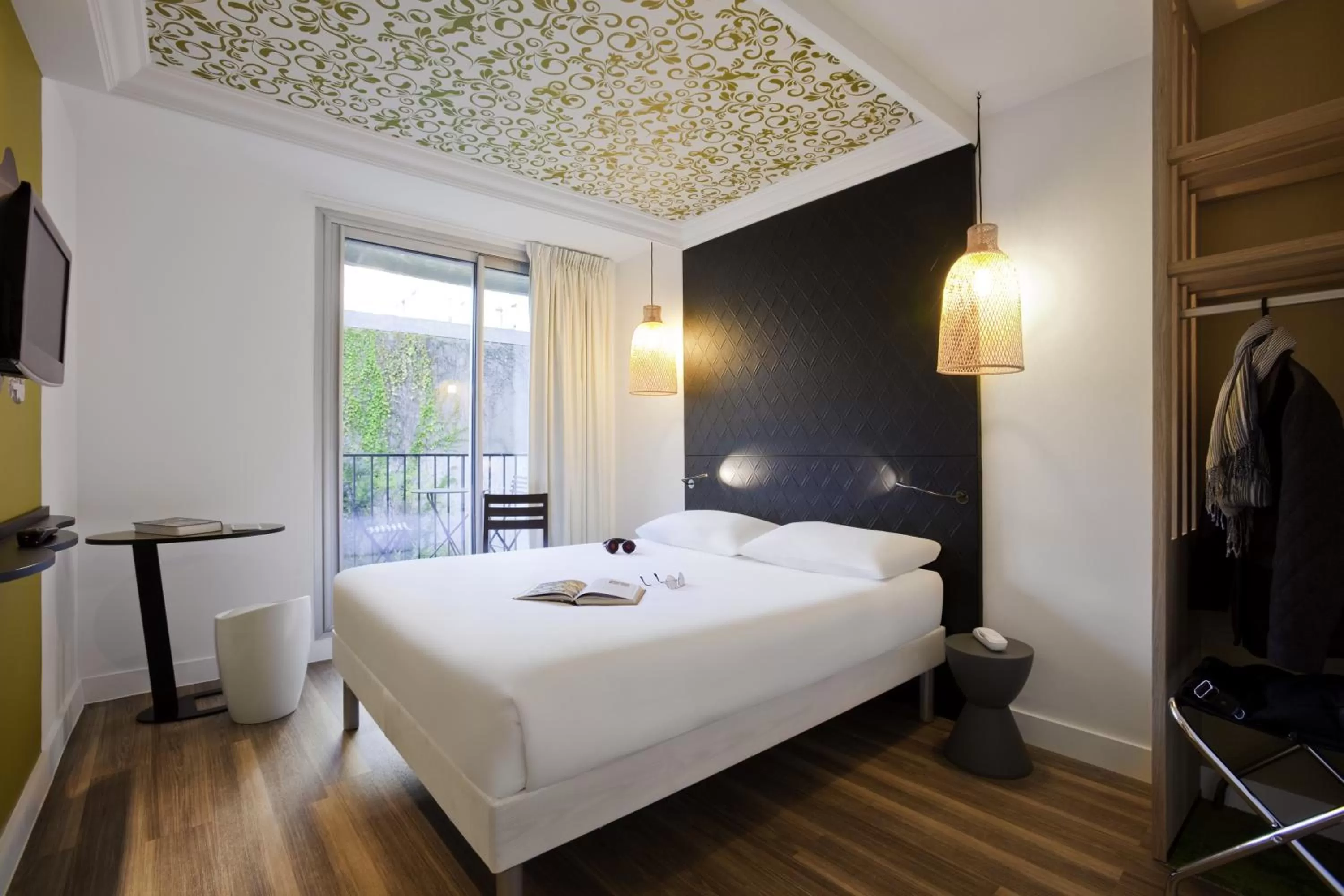 Bed in ibis Styles Paris Buttes Chaumont
