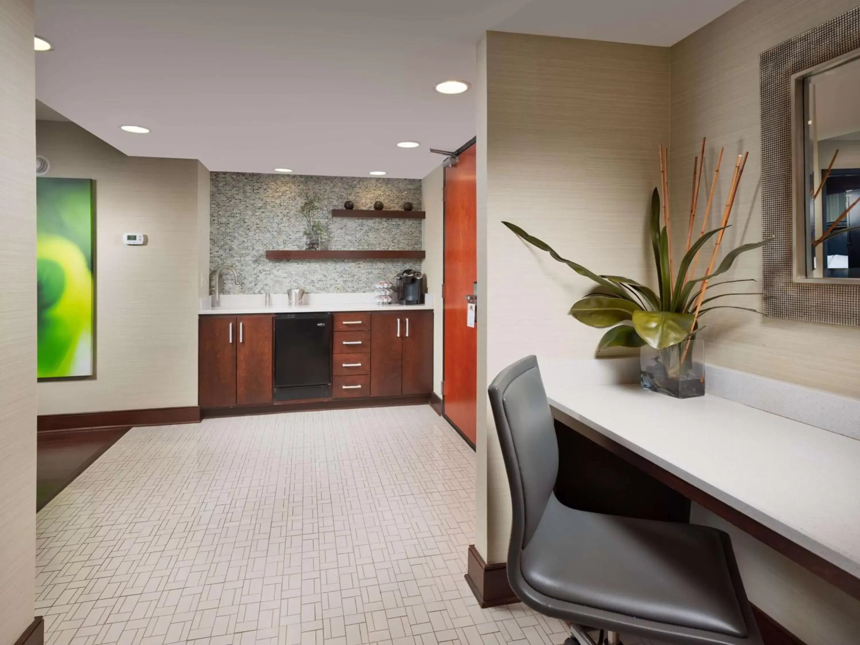 Bedroom, Kitchen/Kitchenette in DoubleTree by Hilton Hotel Chattanooga Downtown