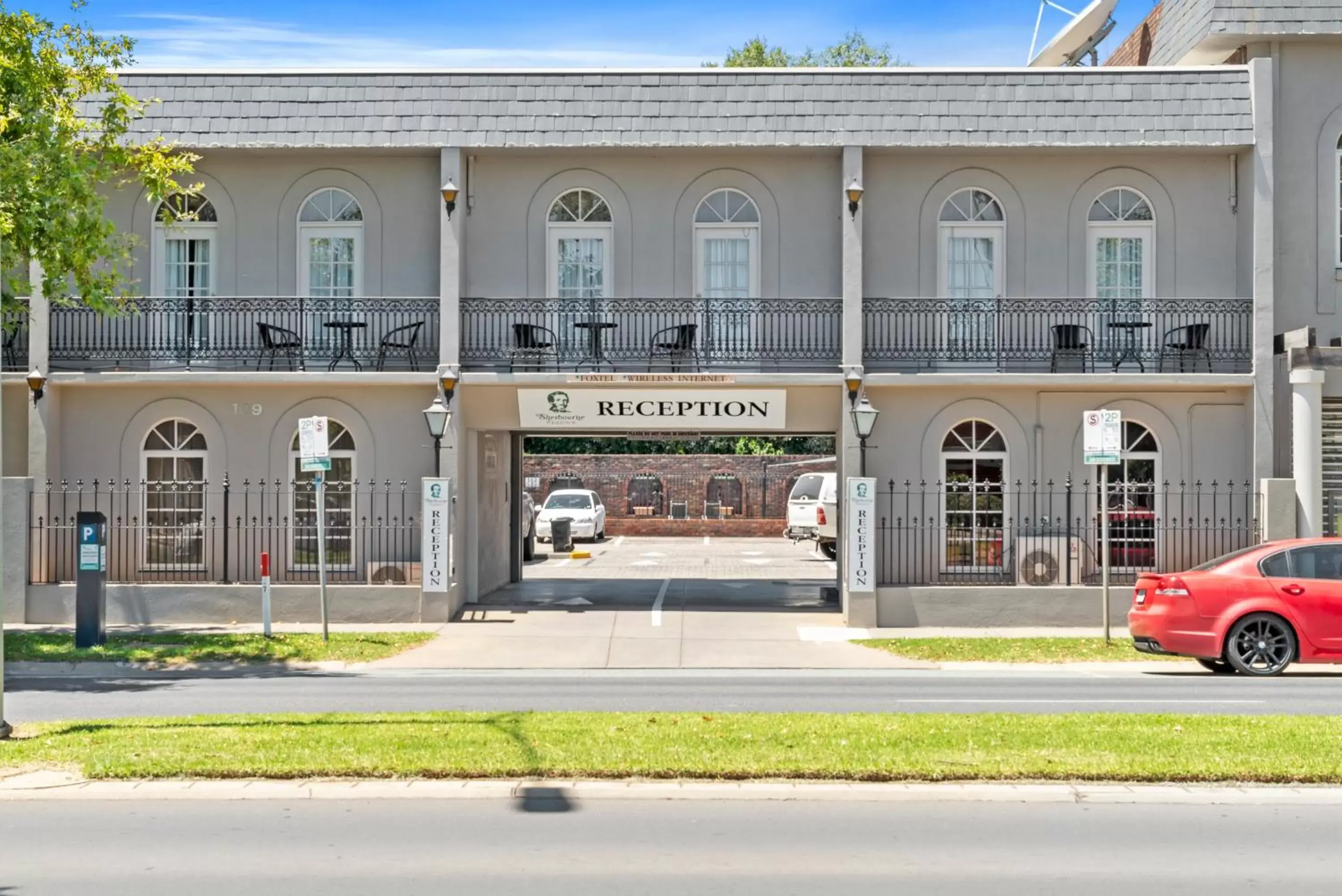 Facade/entrance, Property Building in Quality Hotel Sherbourne Terrace